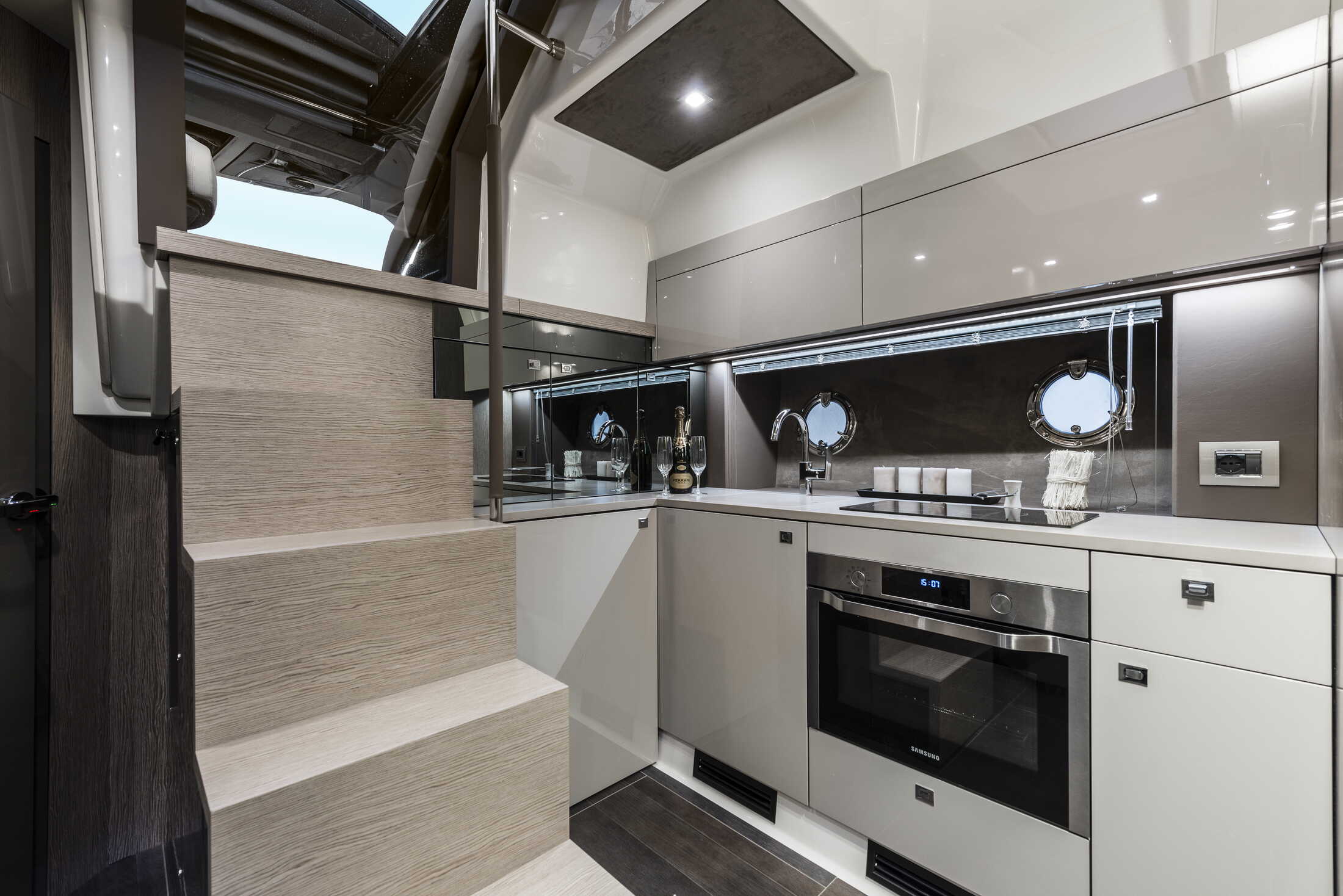 Cranchi M44 HT, keuken met oven en trap