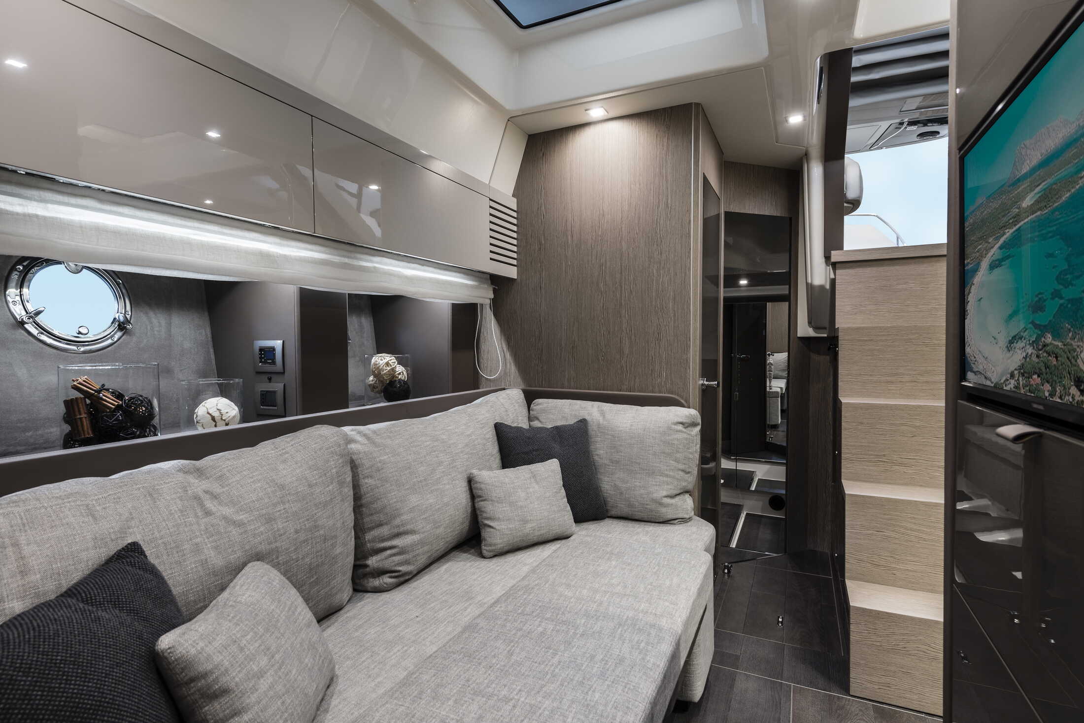 Cranchi M44 HT, salon met grijze zitbank