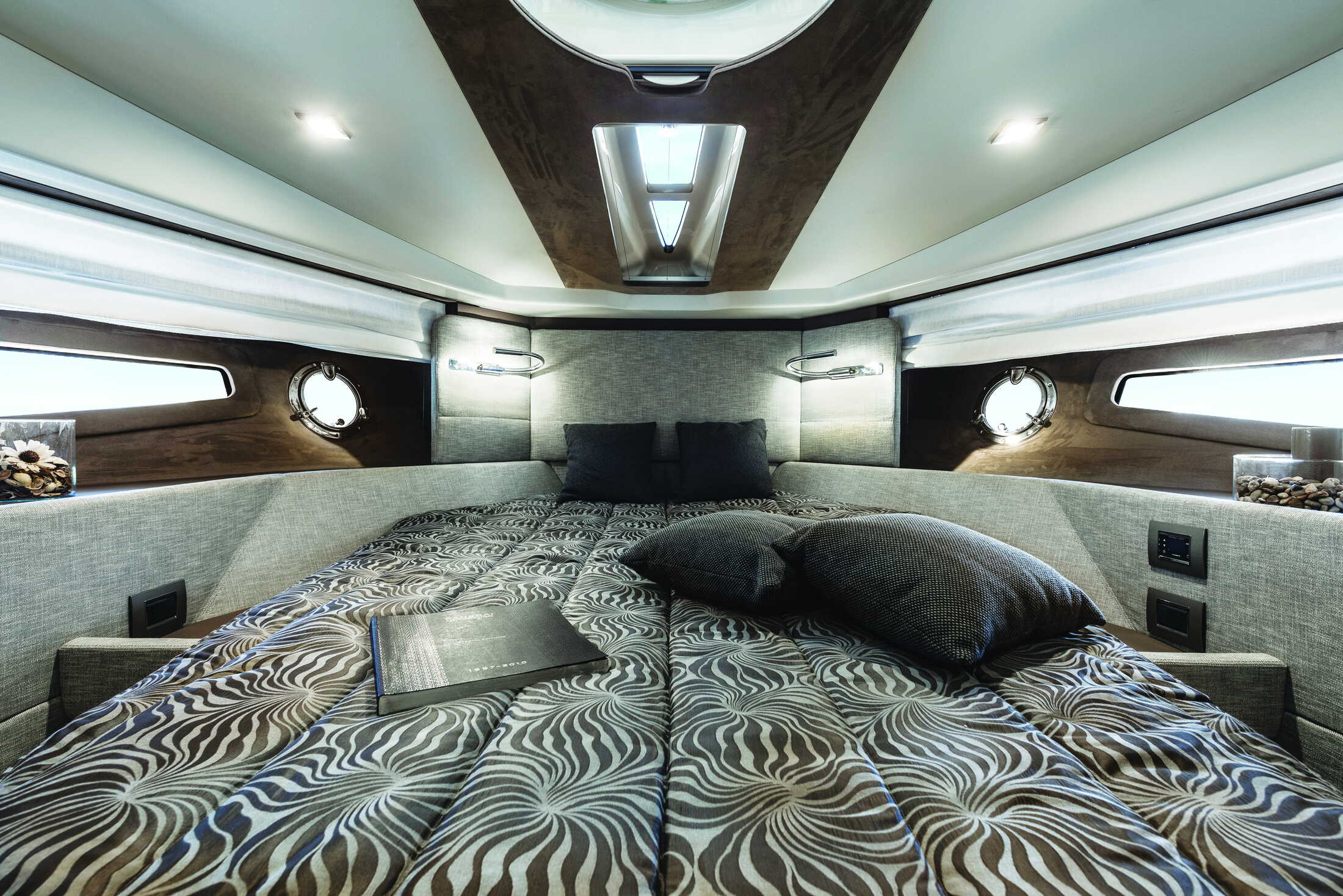 Cranchi M44 HT, slaapkajuit met bed en patrijspoorten