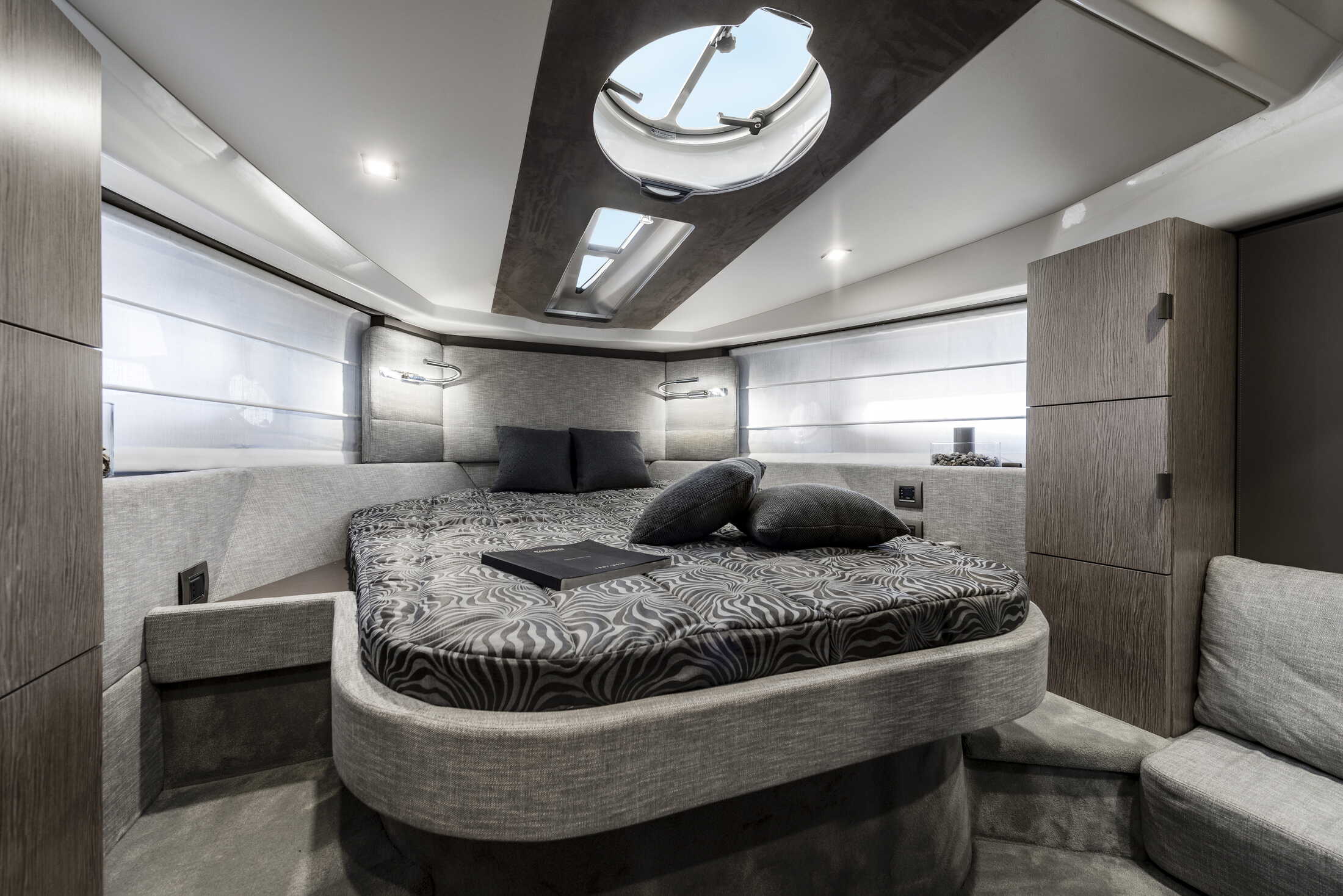Cranchi M44 HT, slaapkajuit met bed en raam