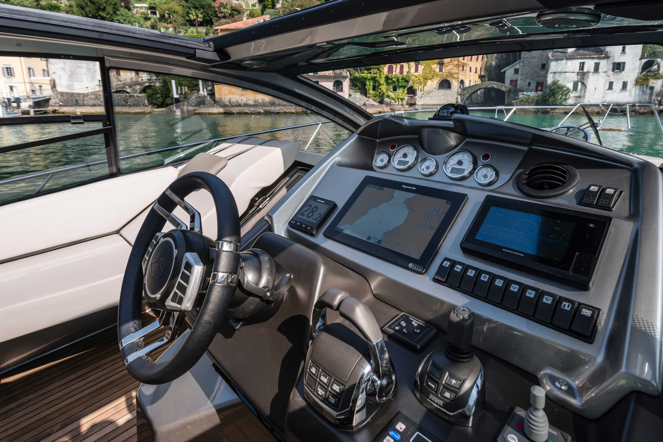 Cranchi M44 HT, stuurstand met navigatiescherm en dashboard