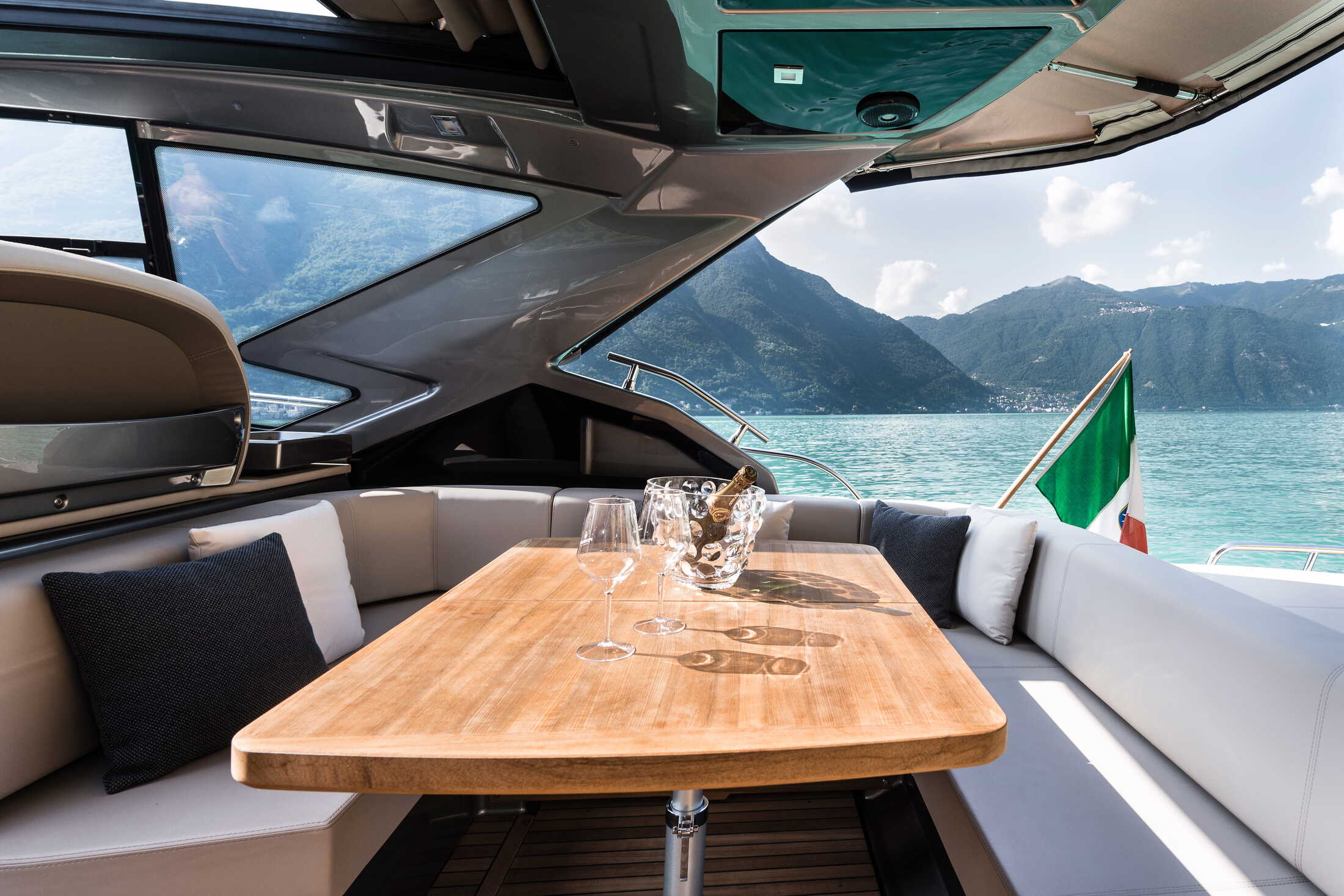 Cranchi M44 HT, zitbank met tafel en glazen
