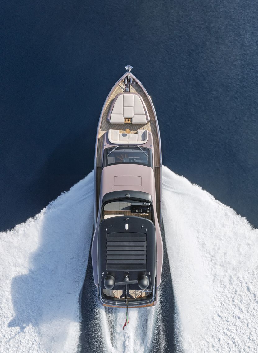 Cranchi Sessantadue 62, boot varend op water vanuit vogelperspectief