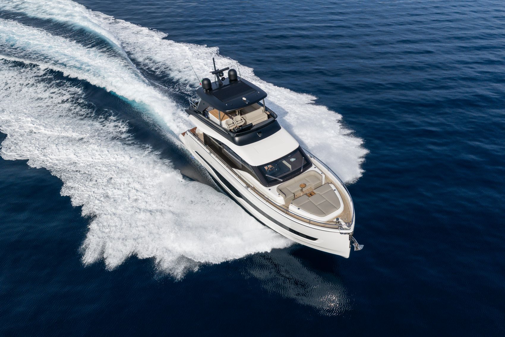 Cranchi Sessantadue 62, boot varend op zee