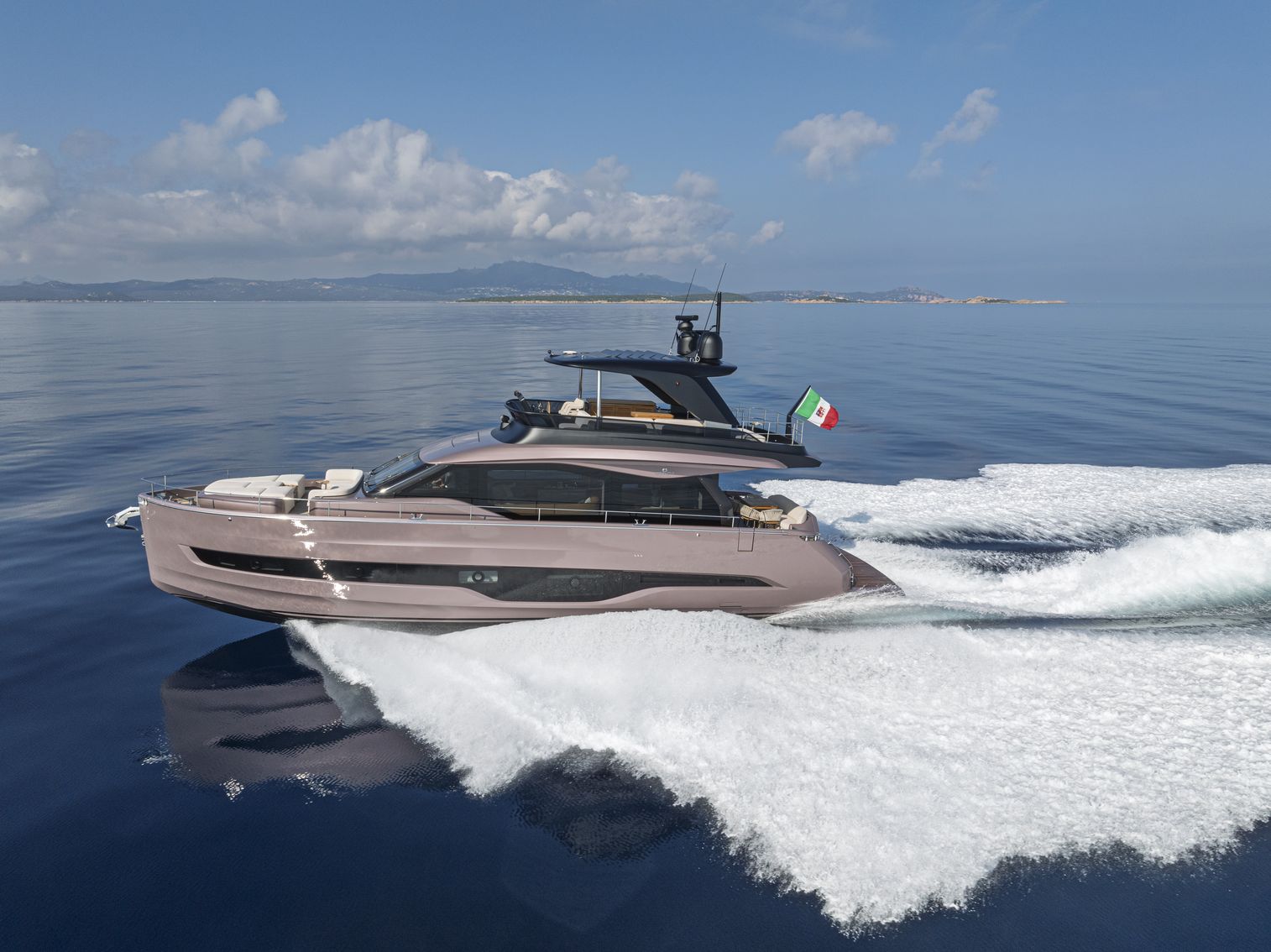 Cranchi Sessantadue 62, boot varend op zee