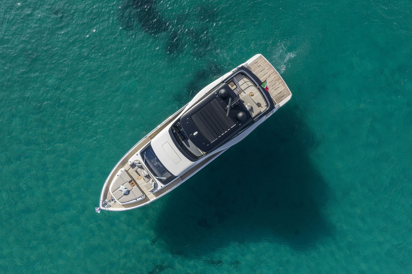Cranchi Sessantadue 62, luchtfoto boot op zee