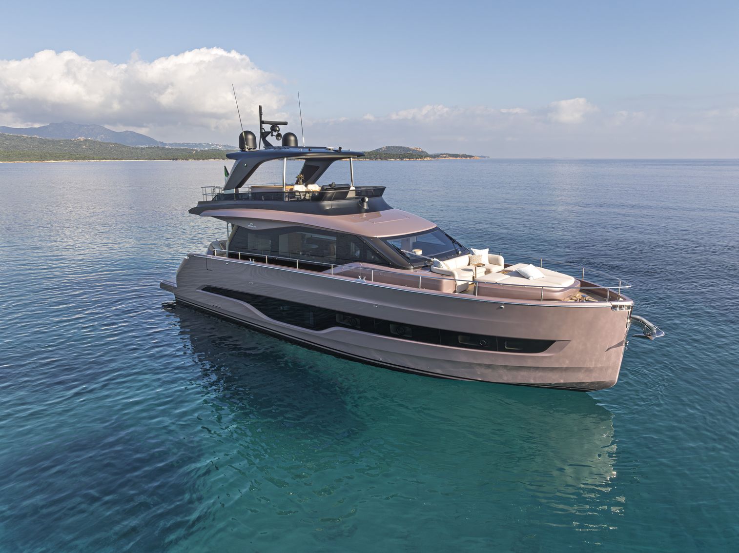 Cranchi Sessantadue 62, luxe jacht drijvend op zee