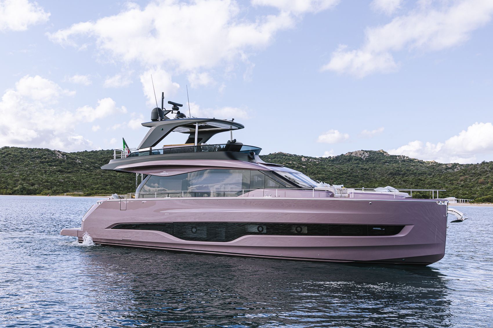 Cranchi Sessantadue 62, roze jacht varend op zee