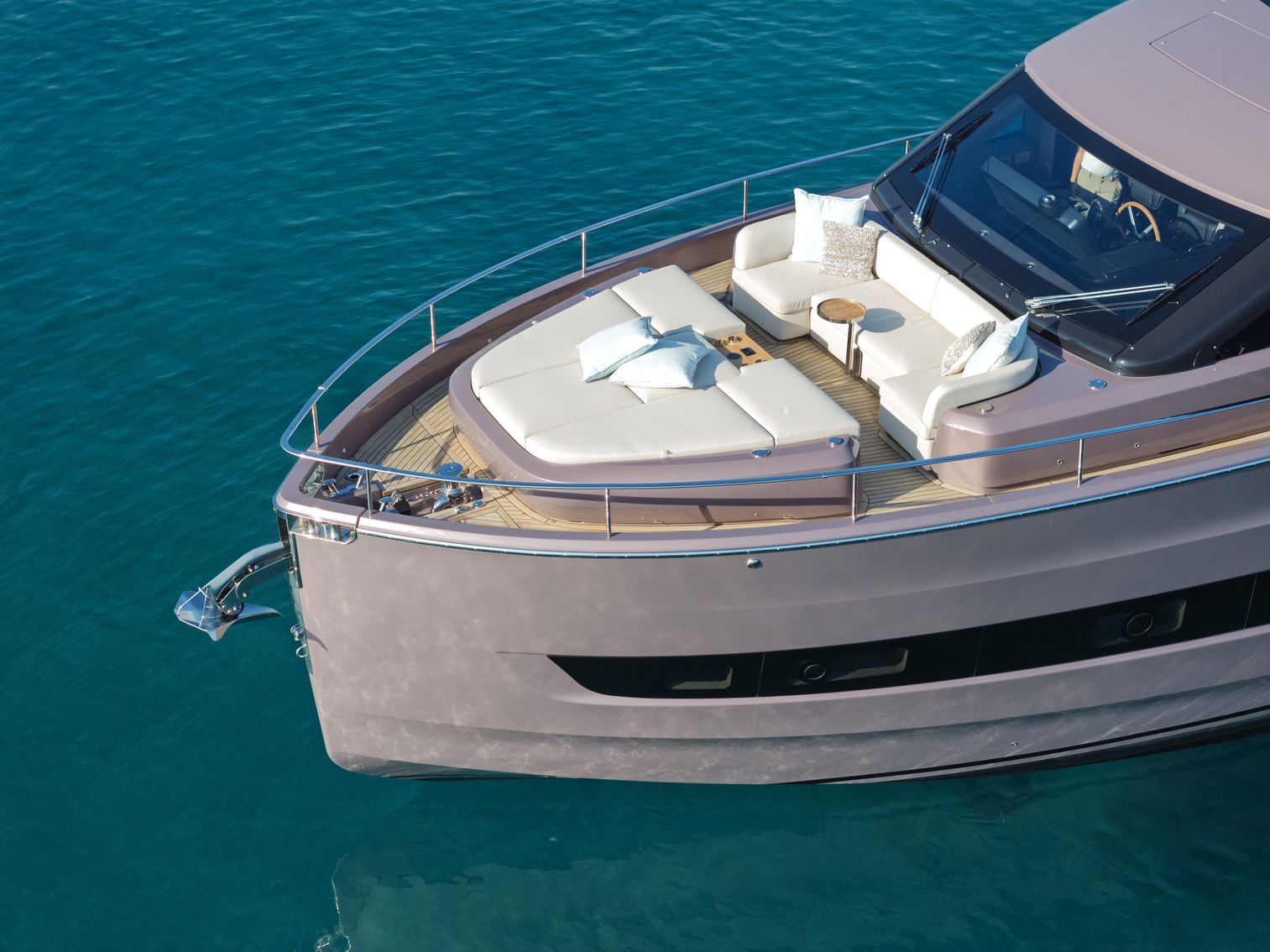 Cranchi Sessantadue 62, voordek met loungezitje op boot