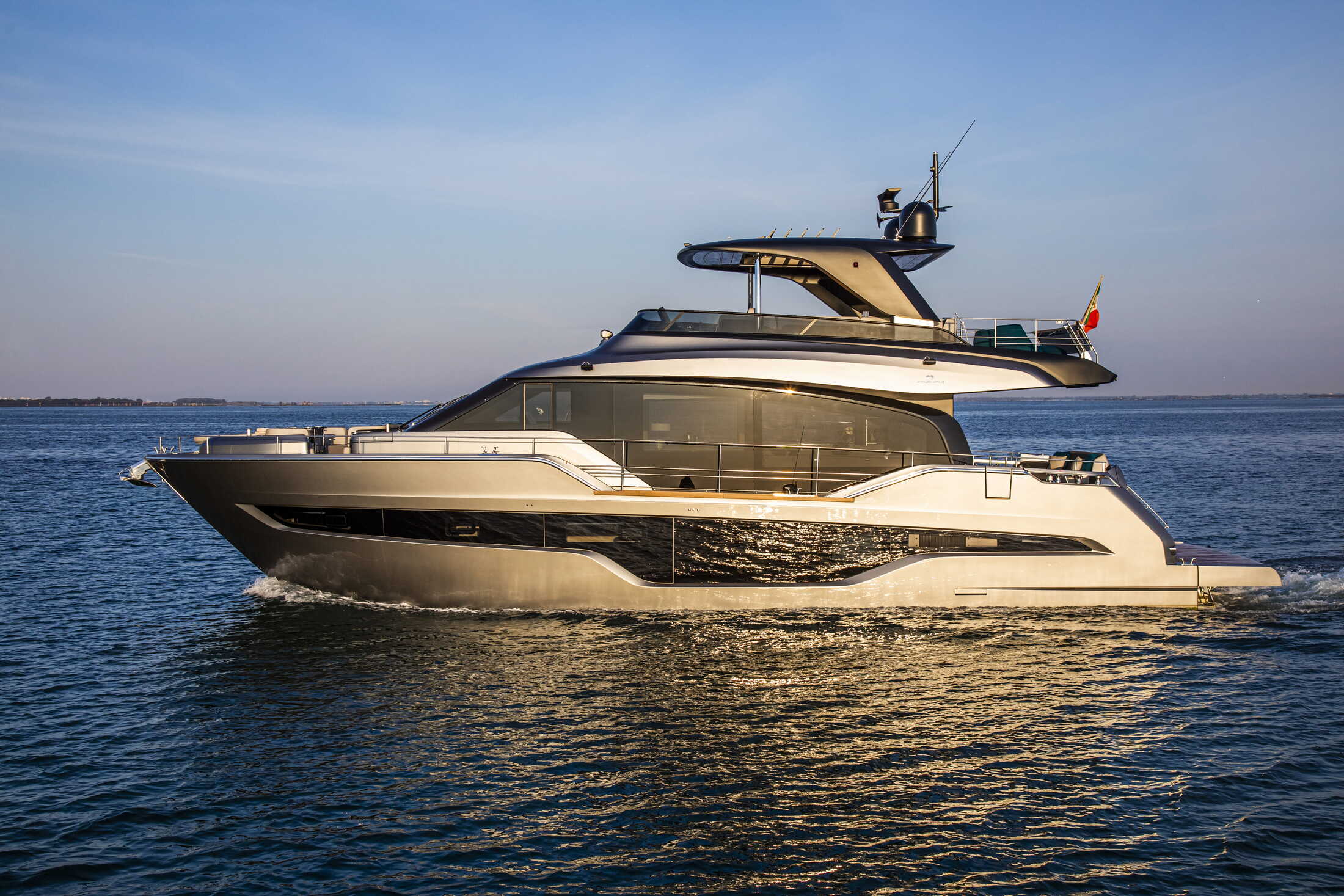 Cranchi Sessantasette 67, jacht varend op zee