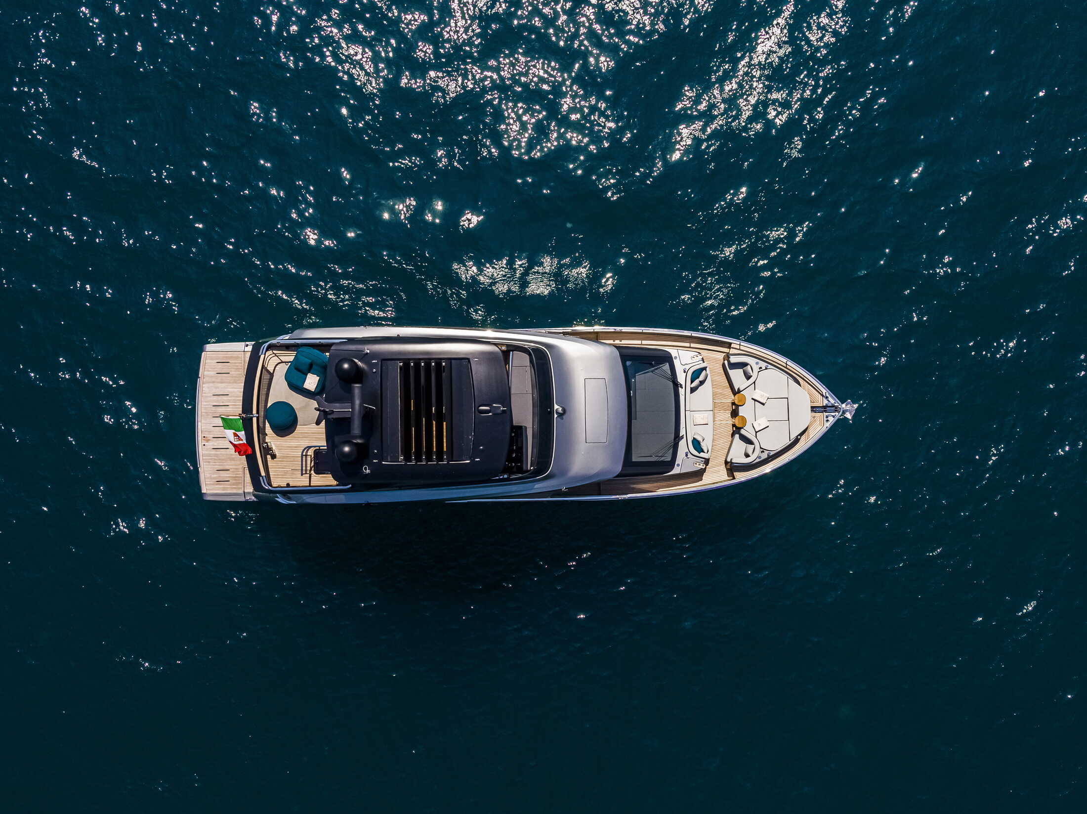 Cranchi Sessantasette 67, luchtfoto van jacht op zee