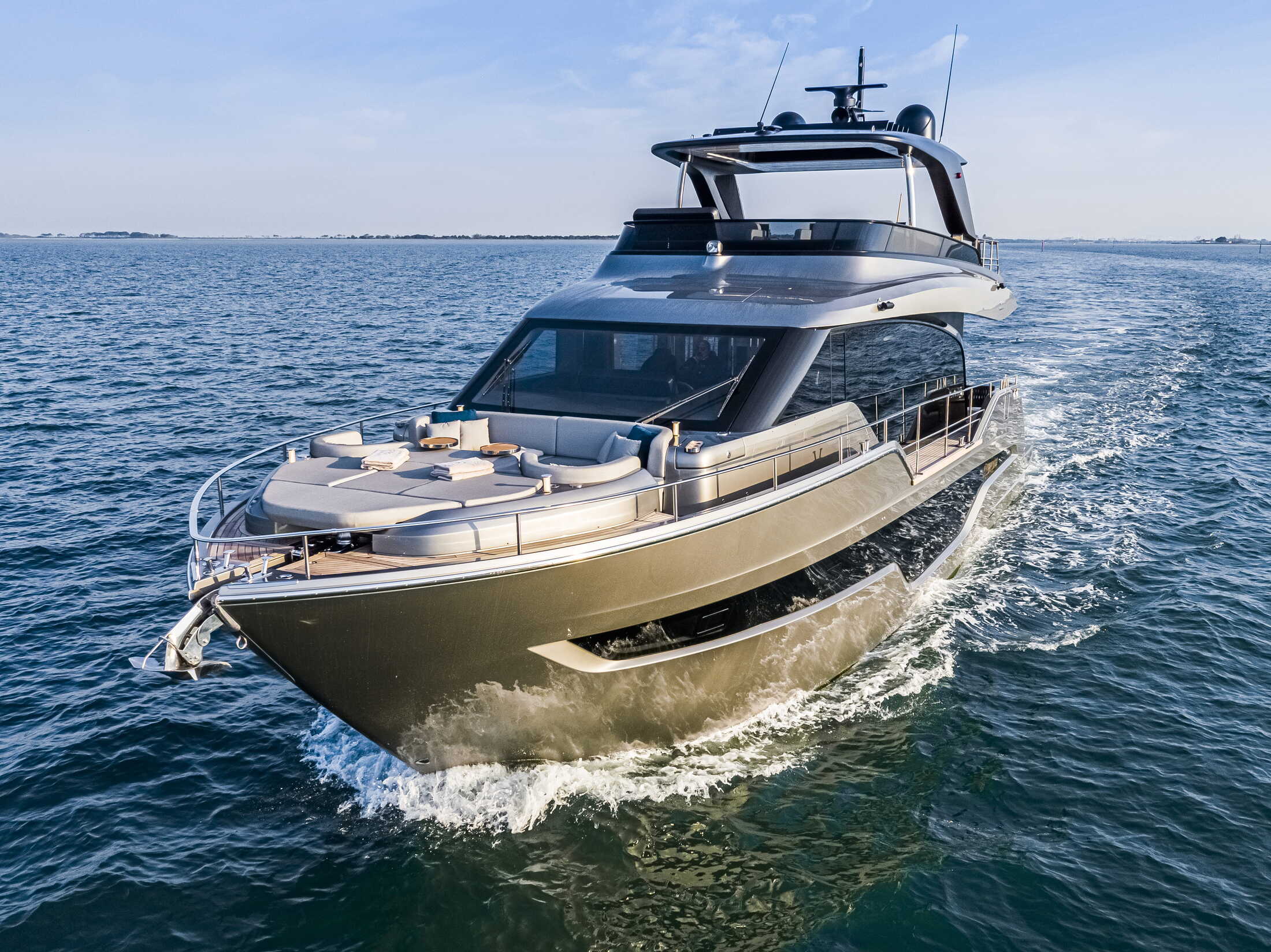 Cranchi Sessantasette 67, luxe jacht varend op zee