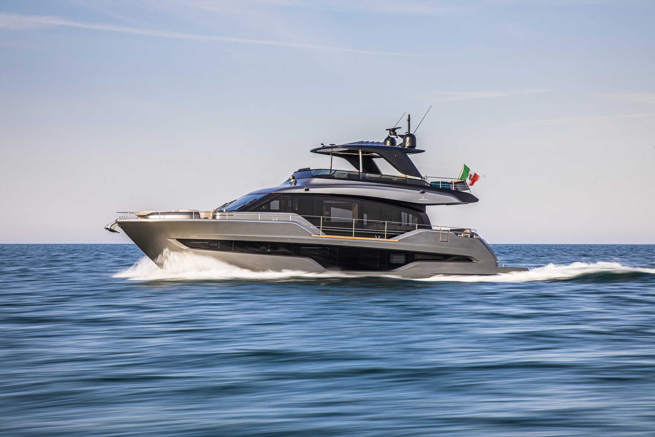 Cranchi Sessantasette 67, motorjacht varend op zee