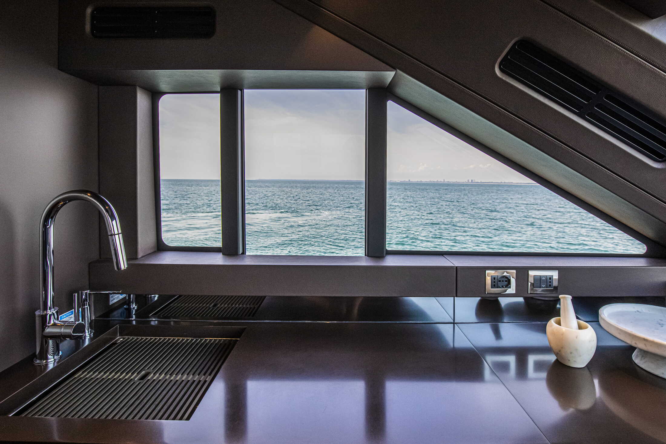 Cranchi Sessantasette 67, keuken met uitzicht op zee