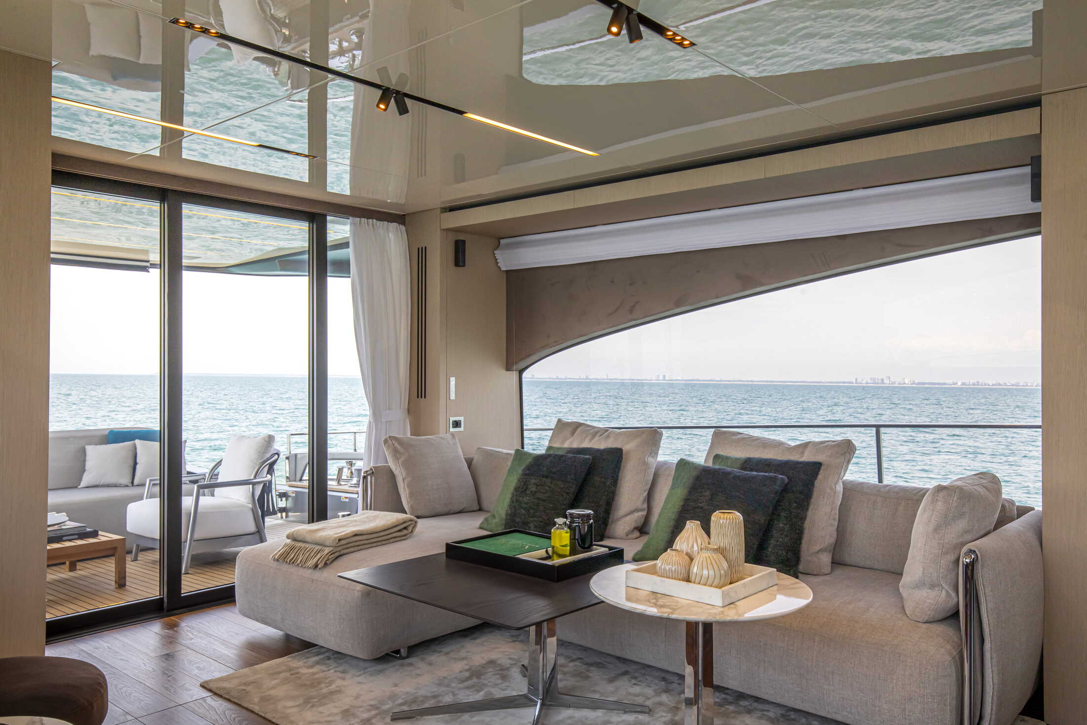 Cranchi Sessantasette 67, lounge met zeezicht en bank