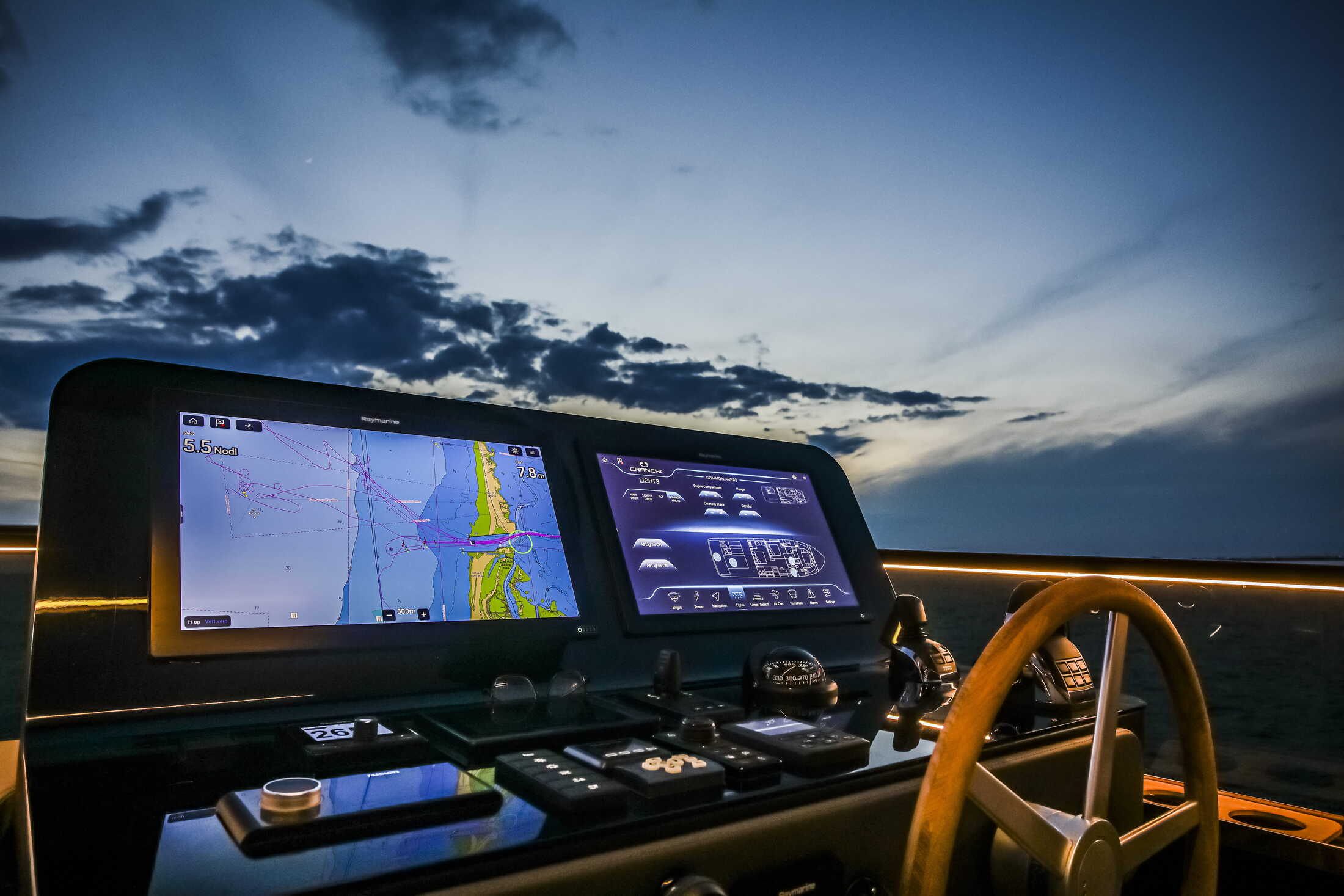 Cranchi Sessantasette 67, stuurstand met navigatieschermen en stuurwiel