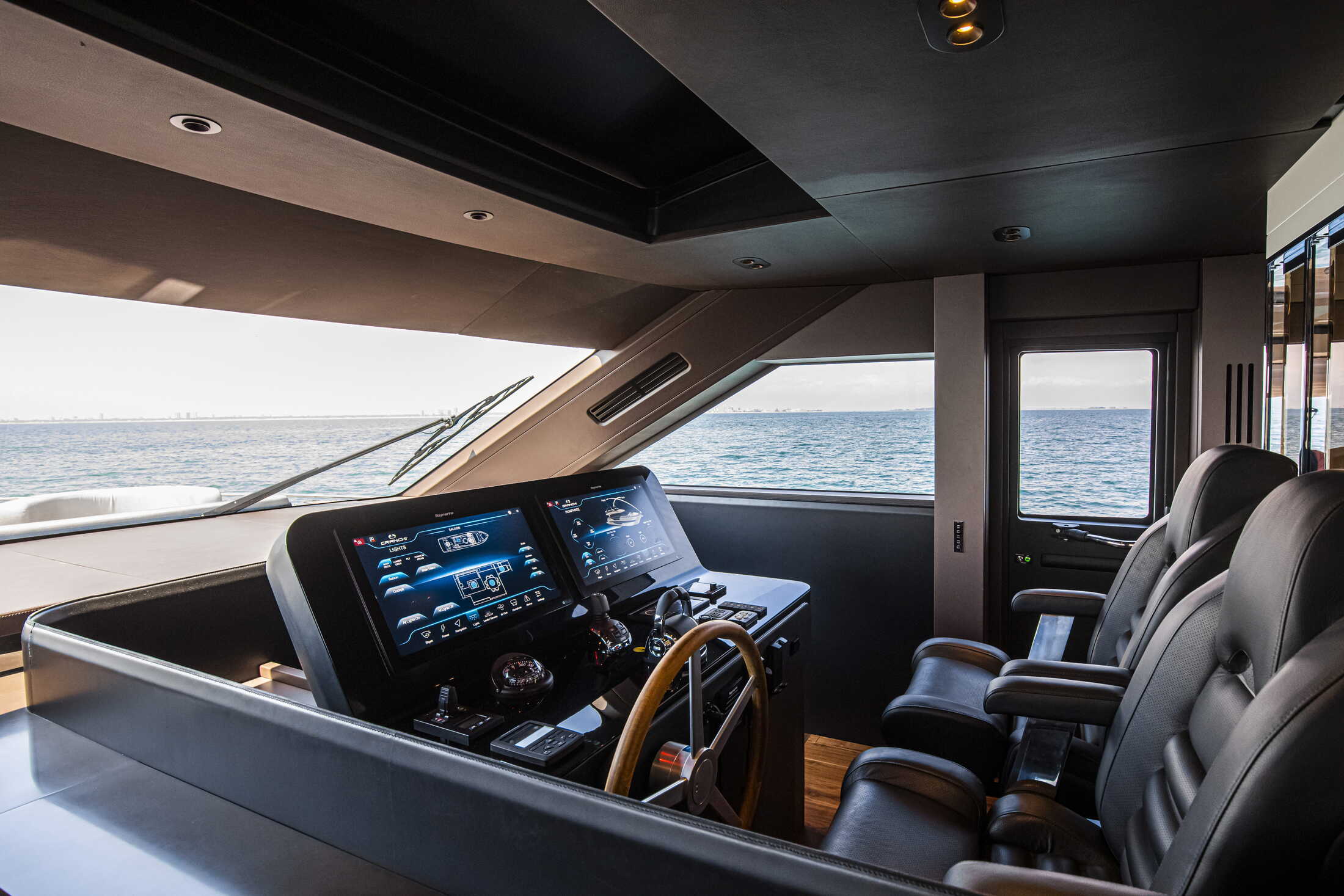 Cranchi Sessantasette 67, stuurstand met navigatieschermen en zicht op zee