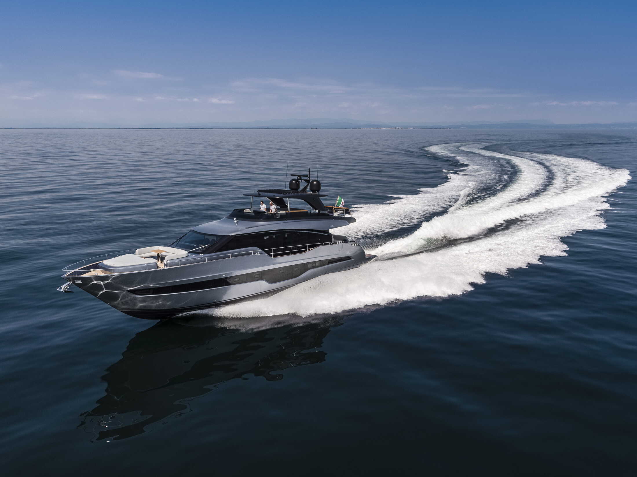 Cranchi Settantotto 78, boot varend op zee