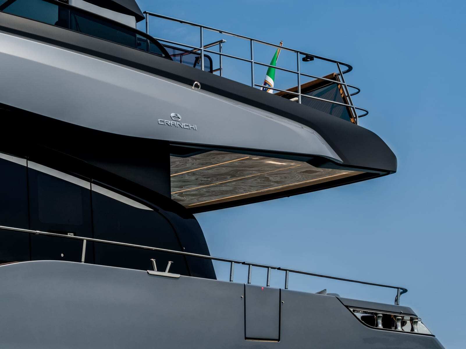 Cranchi Settantotto 78, detail boeg met vlaggenmast