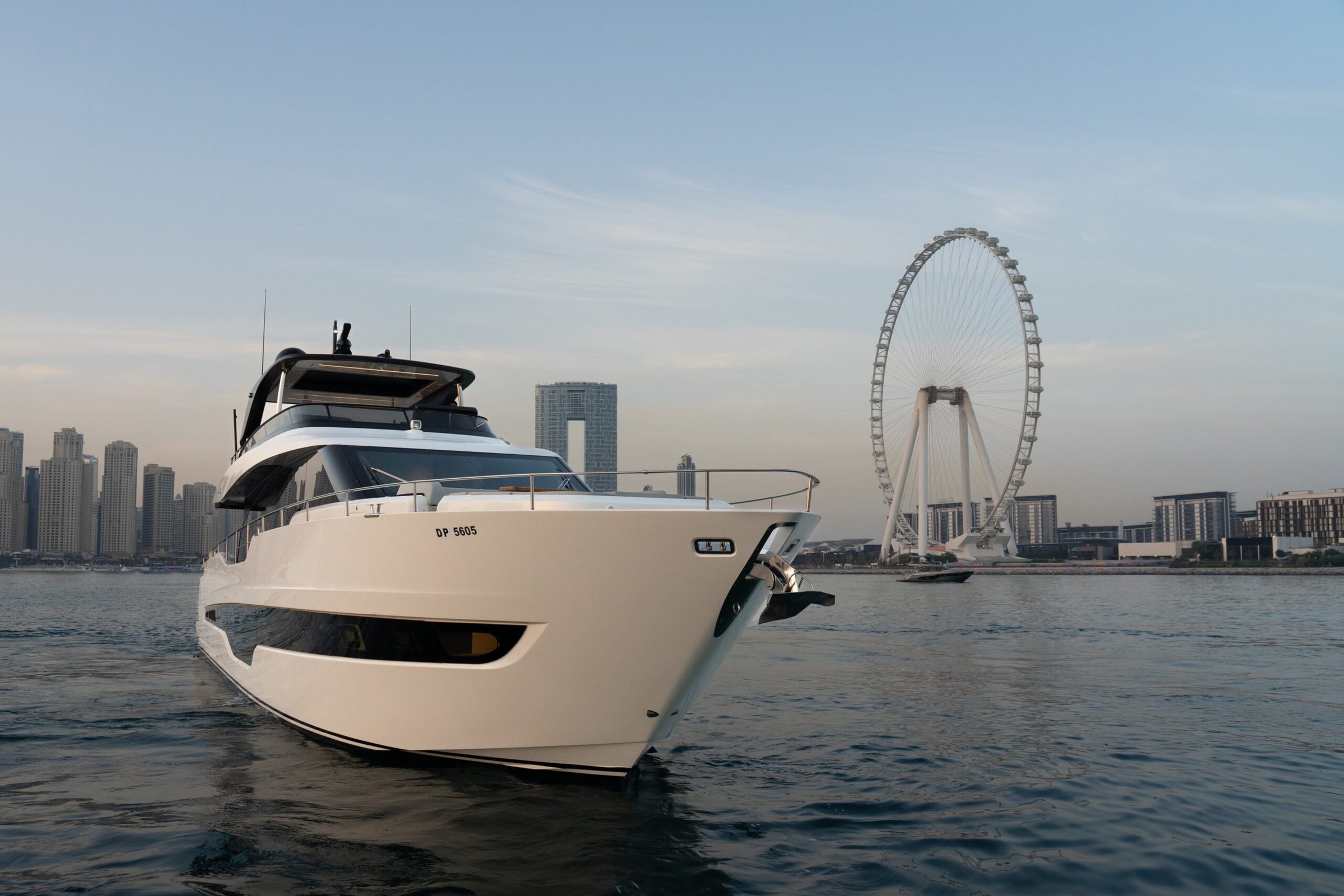 Cranchi Settantotto 78, jacht op water met skyline