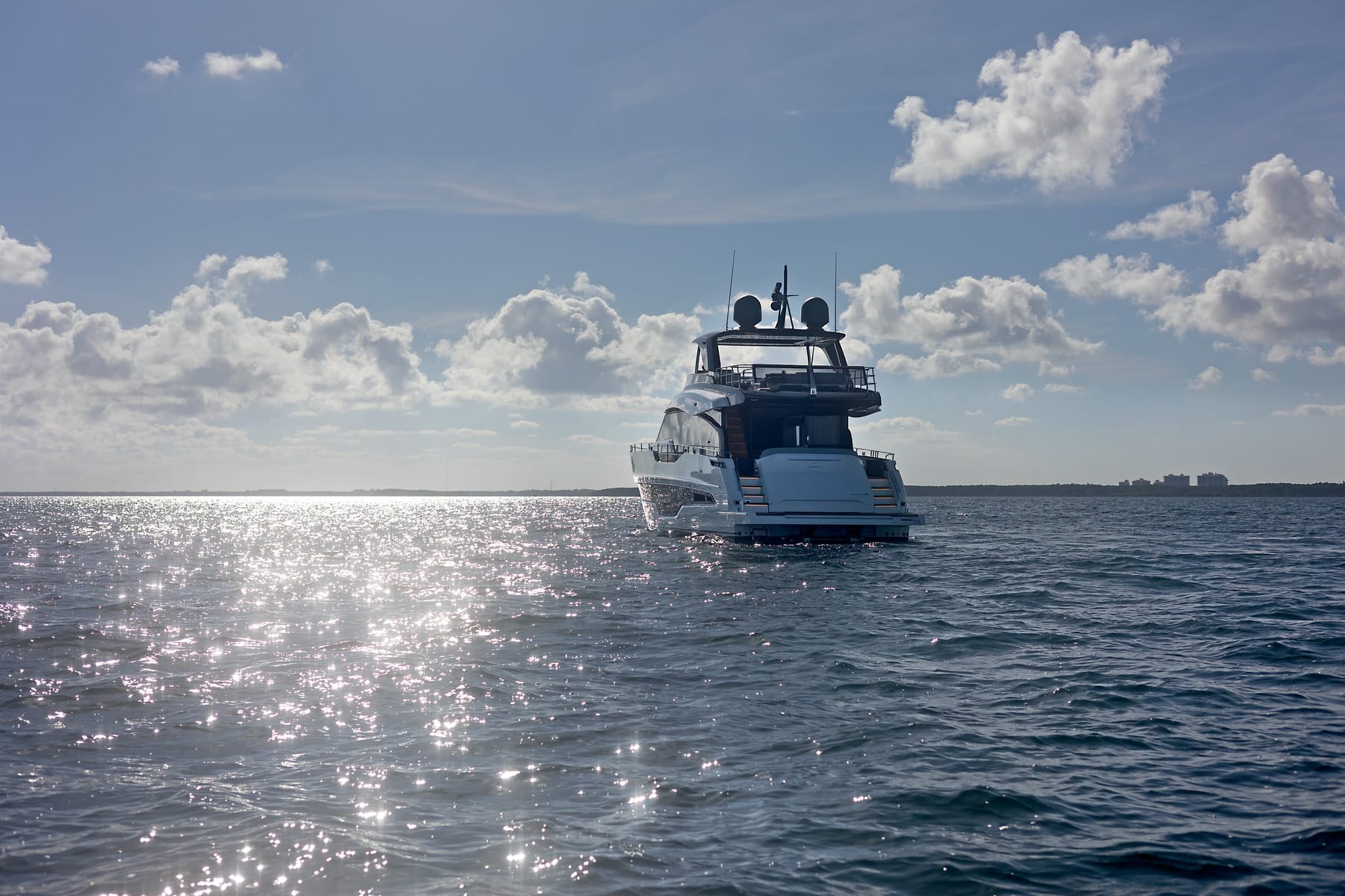 Cranchi Settantotto 78, jacht op zee achteraanzicht