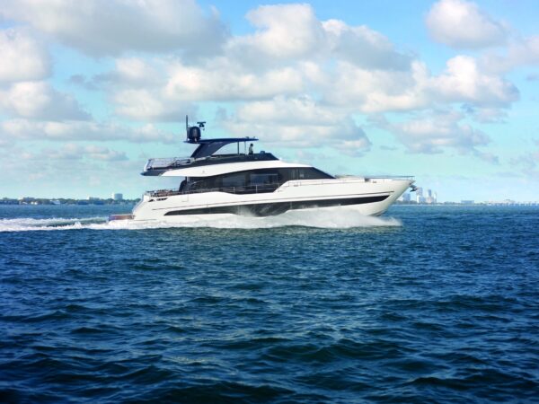Cranchi Settantotto 78, jacht varend op zee