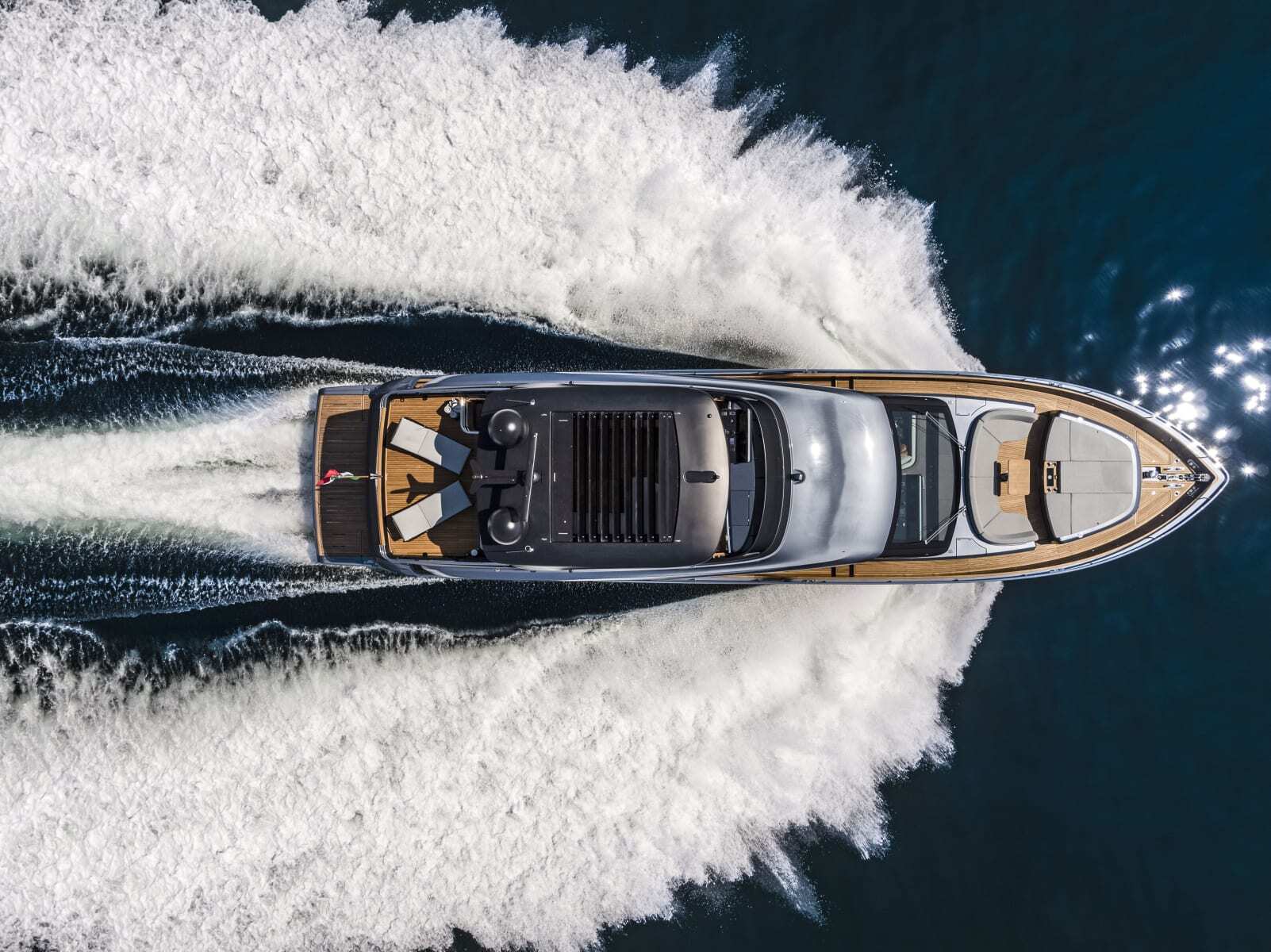 Cranchi Settantotto 78, luchtfoto boot varend op zee