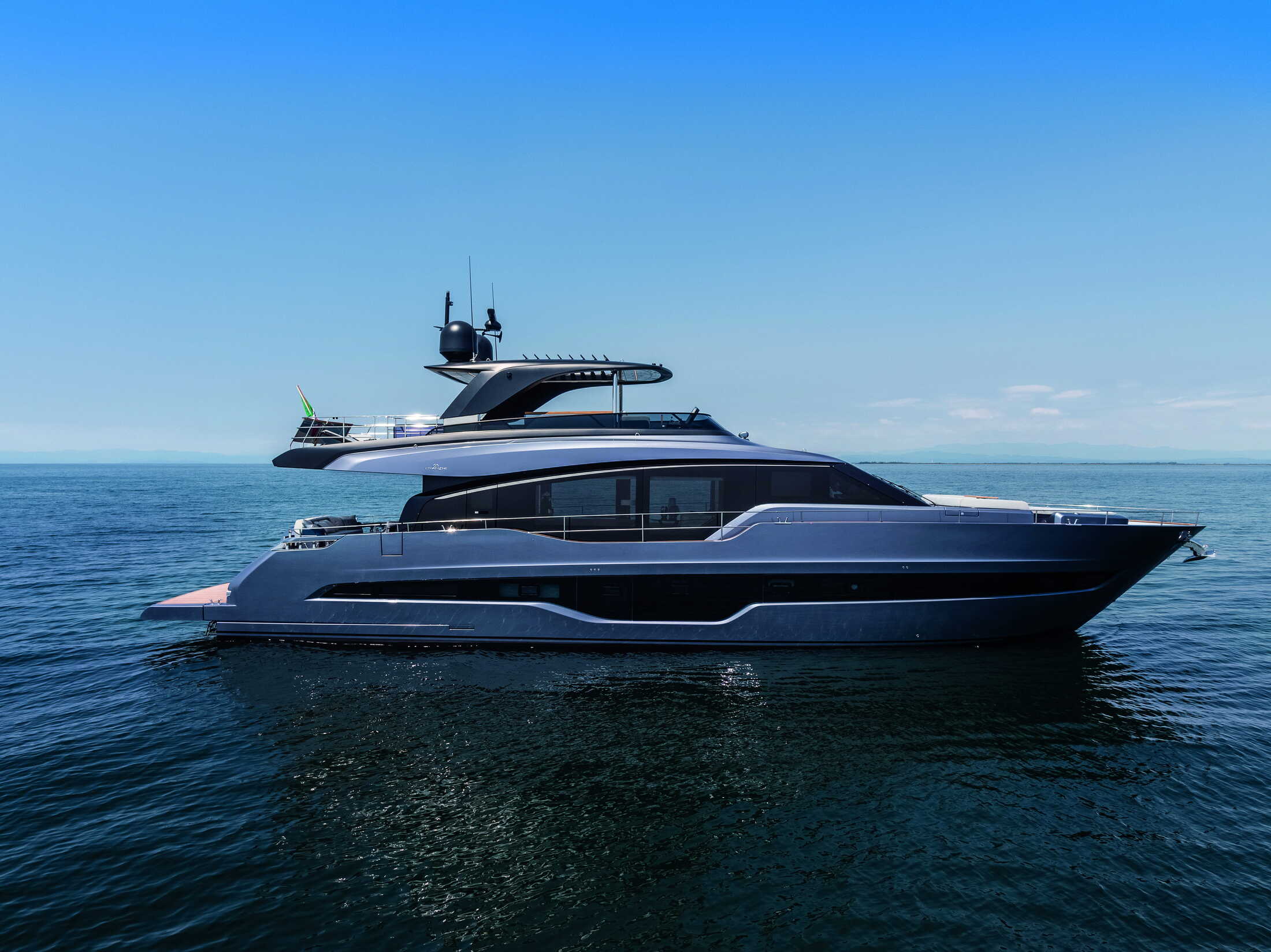 Cranchi Settantotto 78, luxe jacht op zee