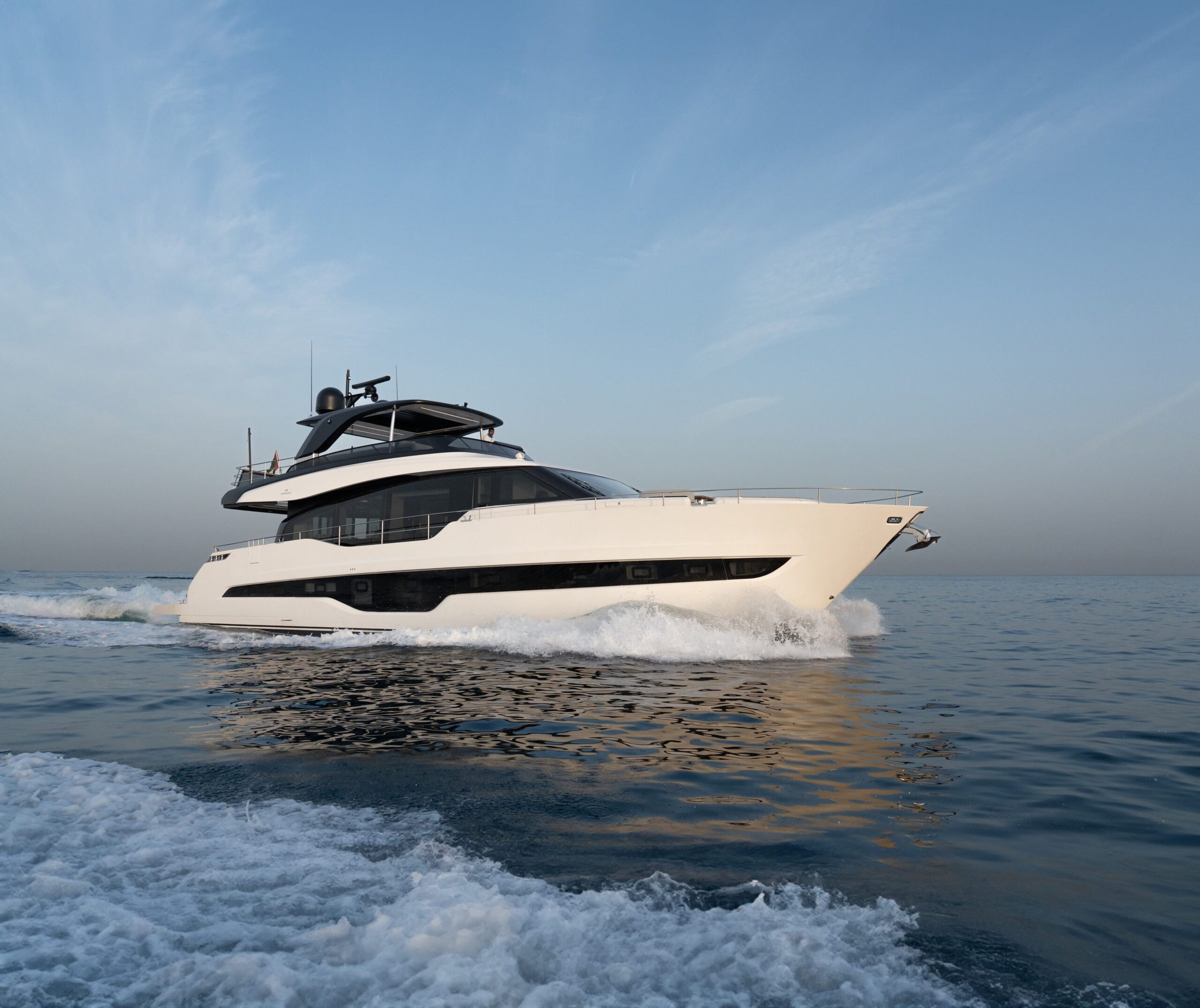 Cranchi Settantotto 78, witte jacht varend op zee
