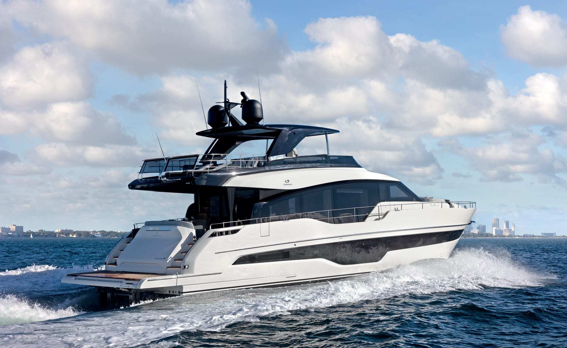 Cranchi Settantotto 78, witte motorjacht vaart op zee