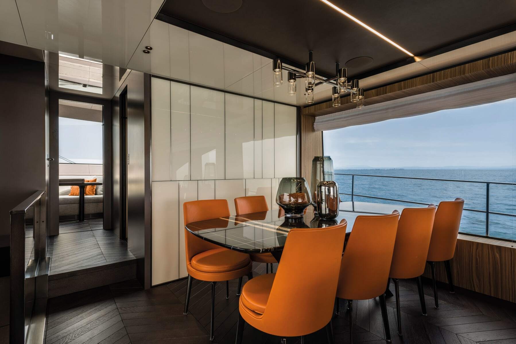 Cranchi Settantotto 78, eetkamer met oranje stoelen zeezicht