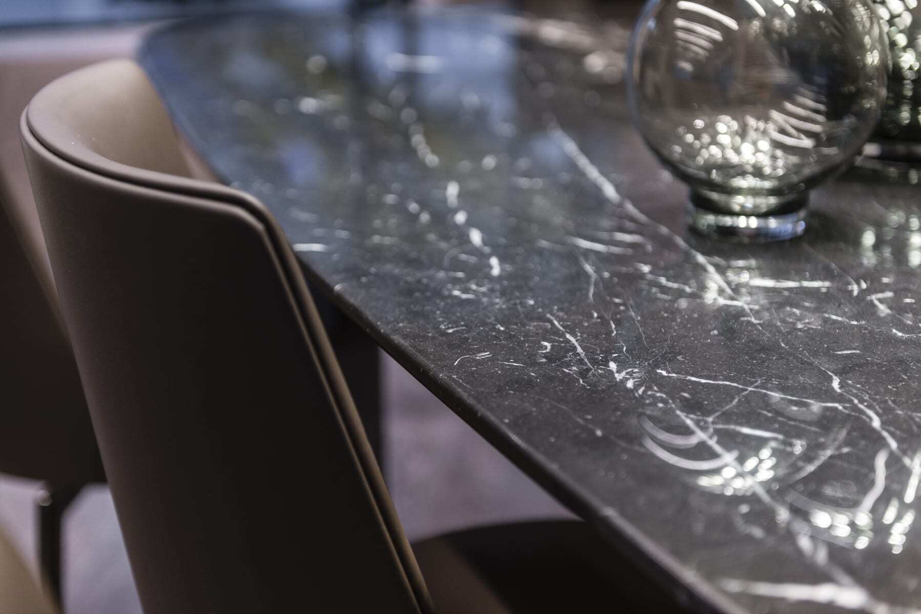 Cranchi Settantotto 78, marmeren tafel met stoel