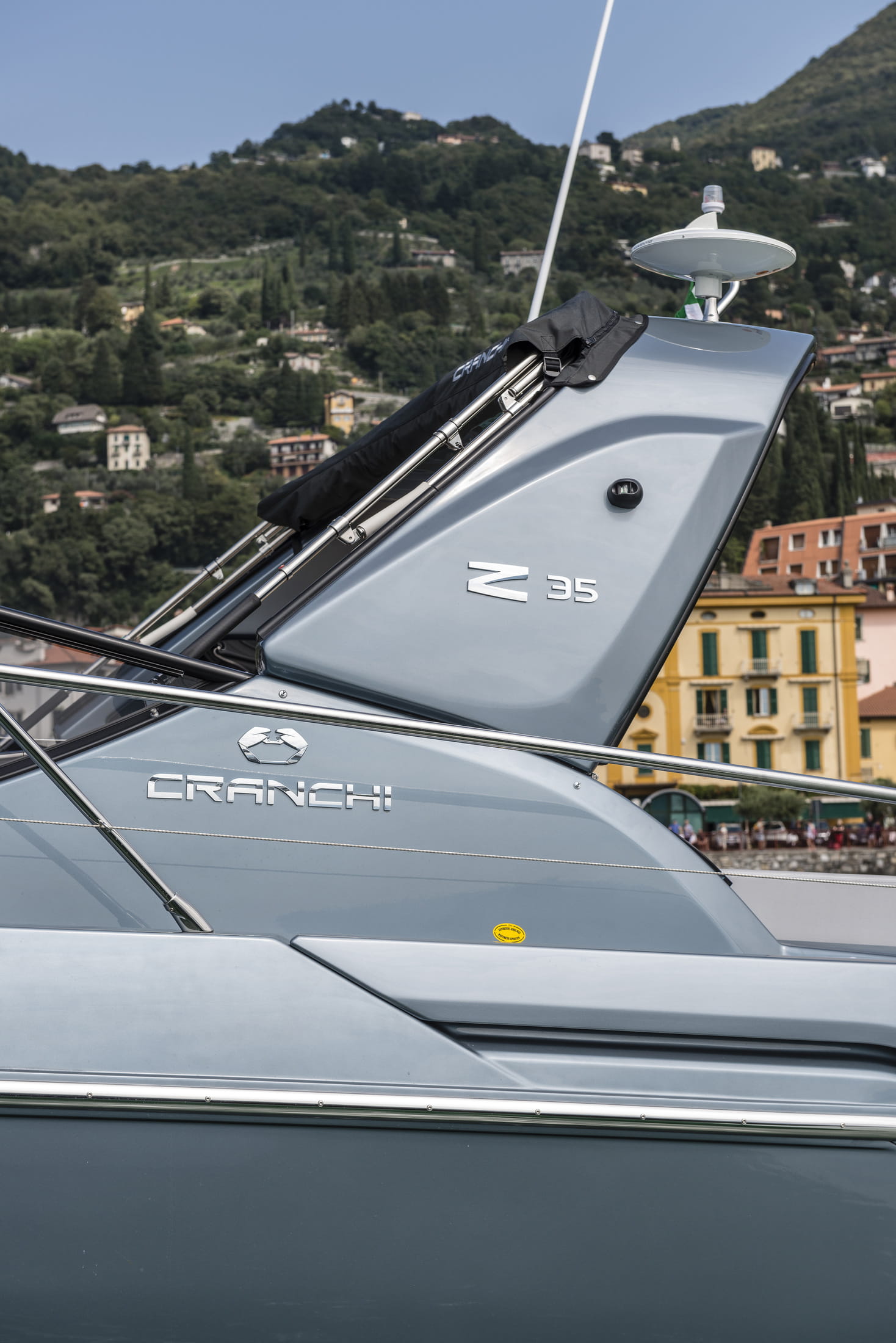 Cranchi Z35, boot dak met radar antenne