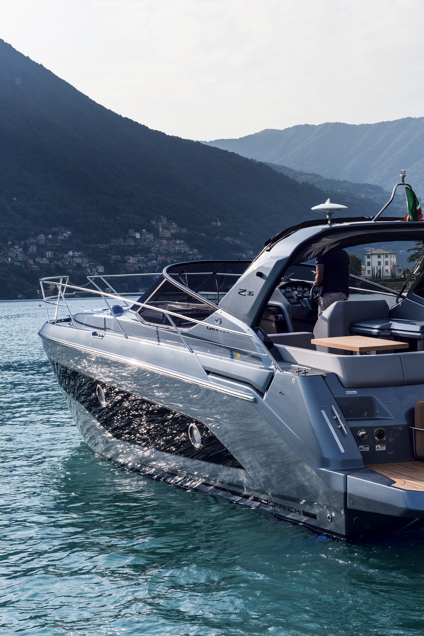 Cranchi Z35, boot op meer met bergen