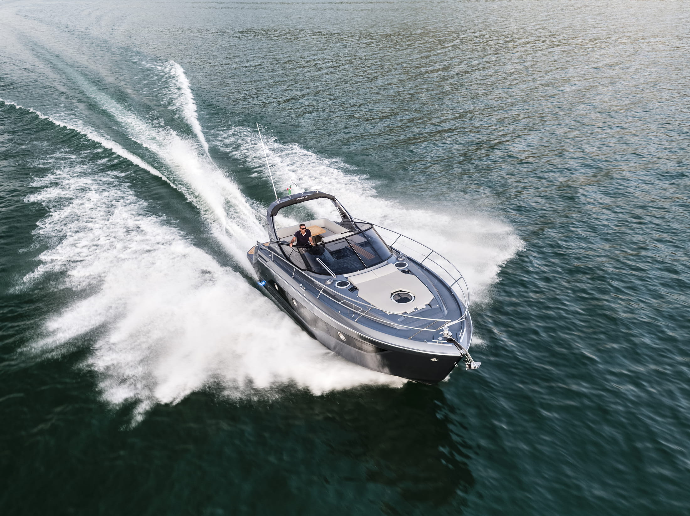 Cranchi Z35, boot varend met hoge golven