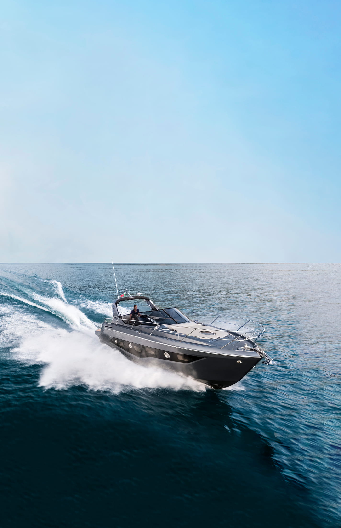 Cranchi Z35, boot varend op zee