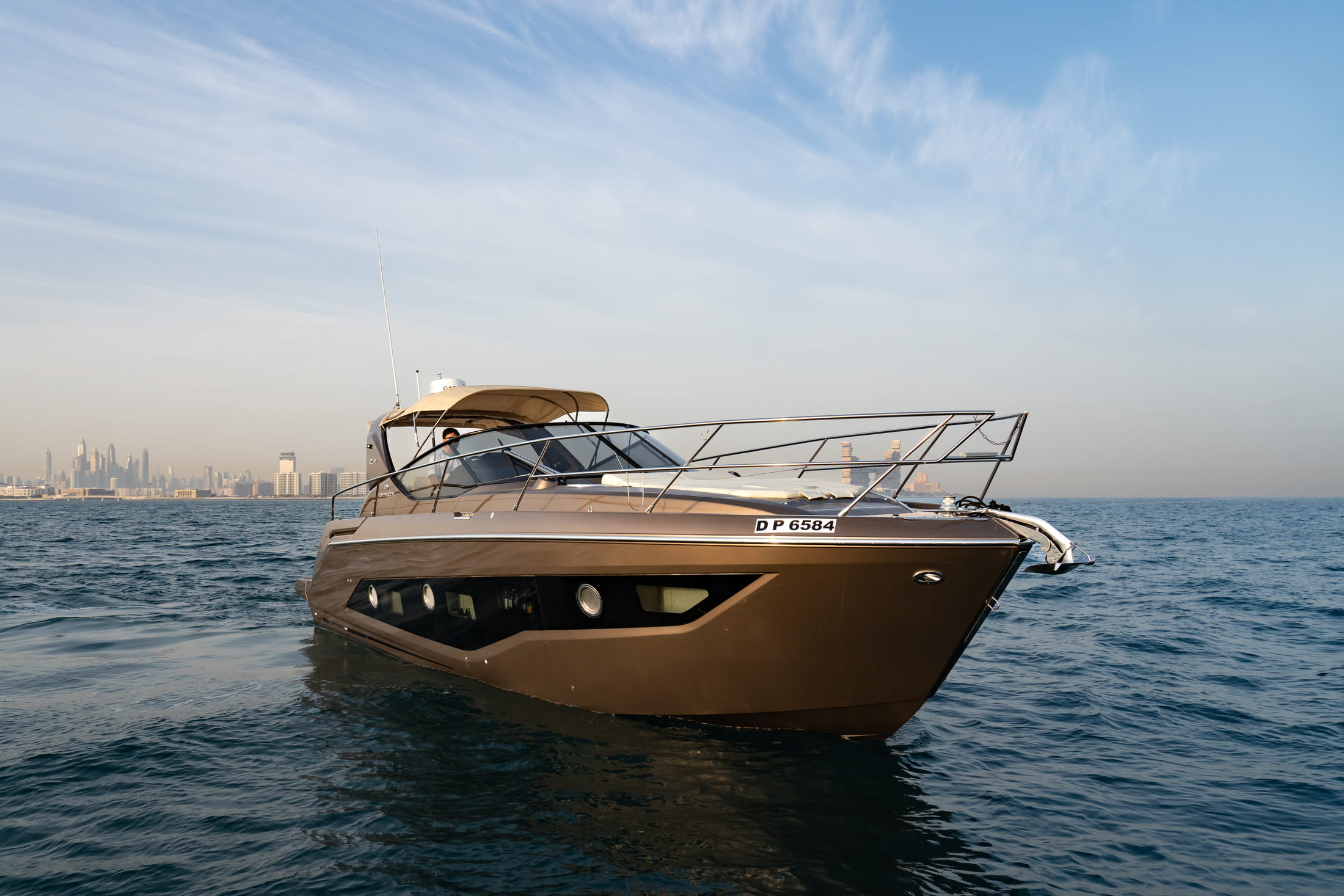 Cranchi Z35, jacht drijvend op zee met skyline