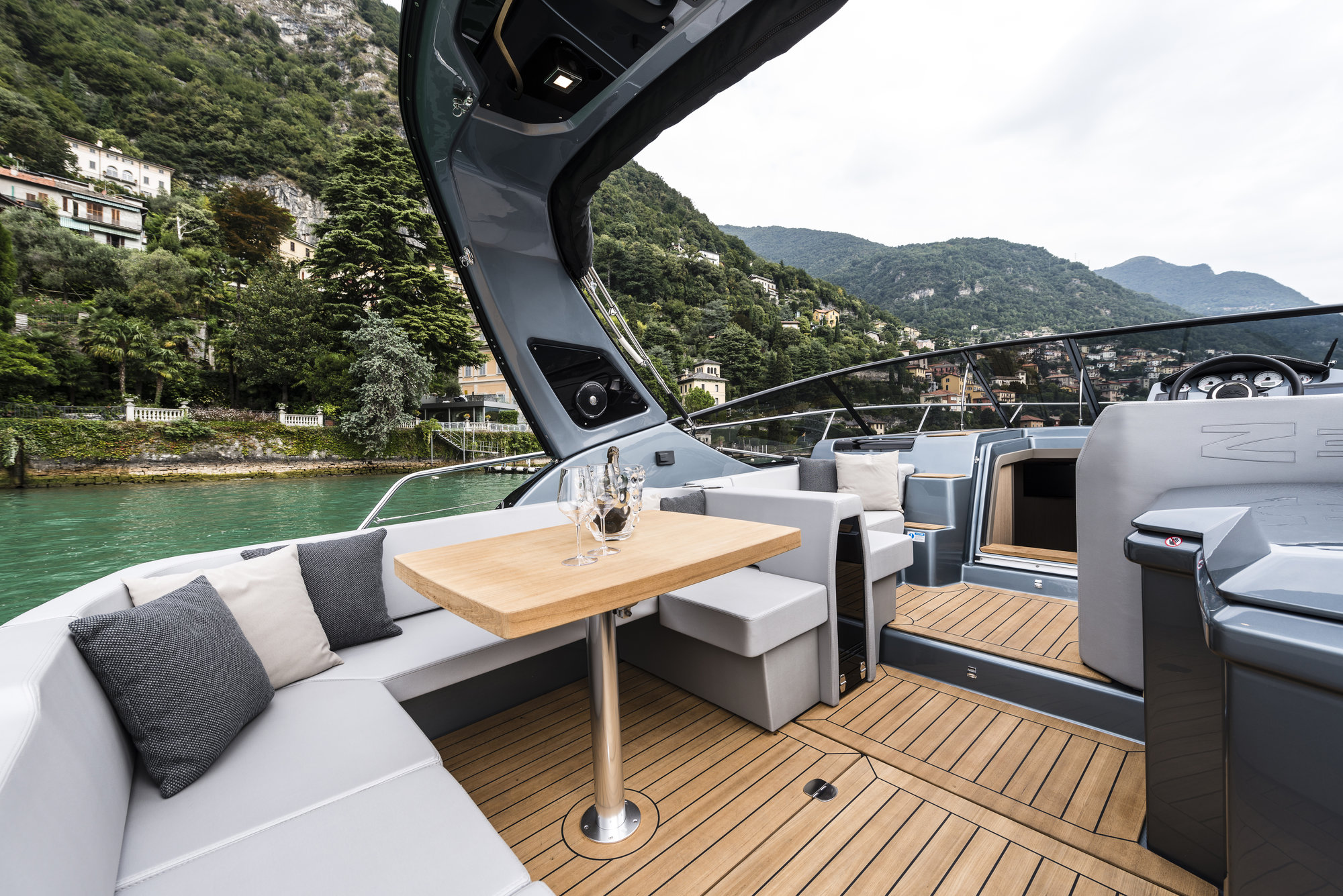 Cranchi Z35, zitbank met tafel op achterdek