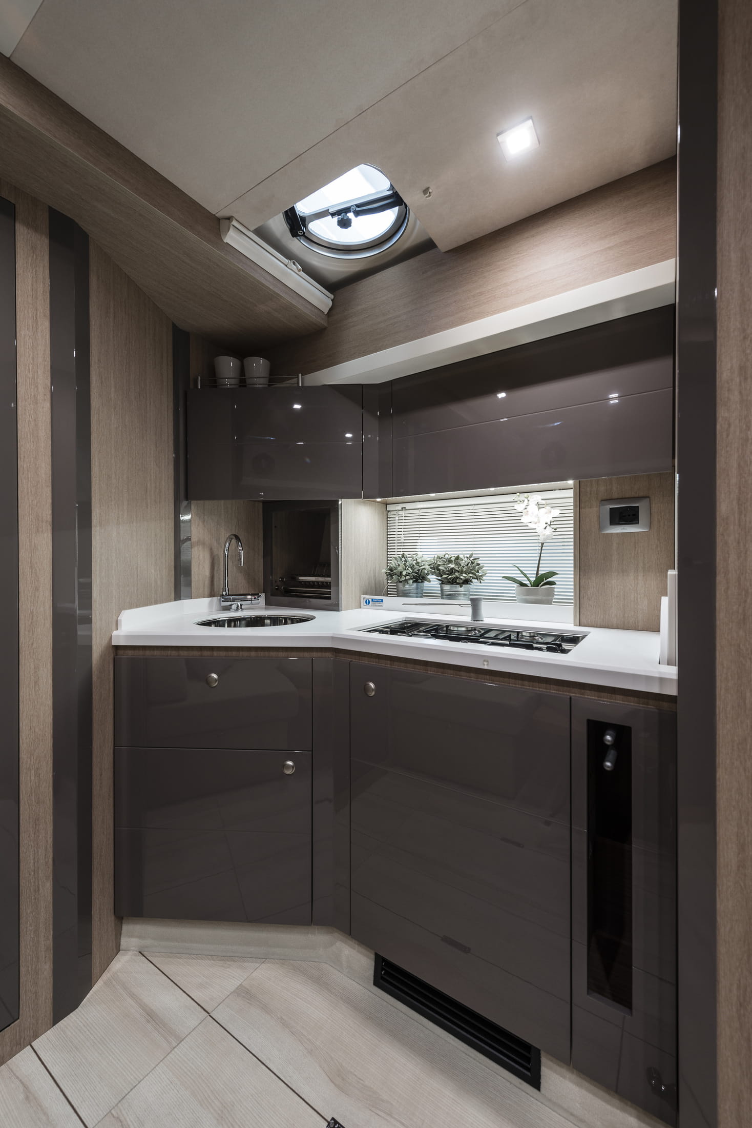 Cranchi Z35, kombuis met kookplaat en gootsteen