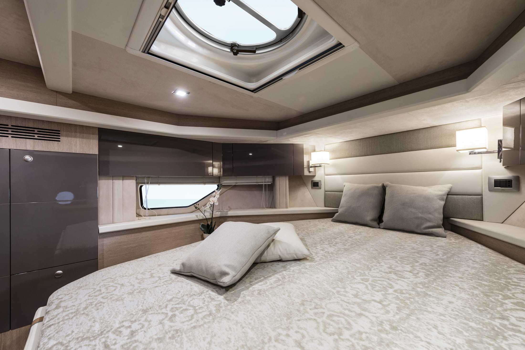 Cranchi Z35, slaapkajuit met bed en kussens