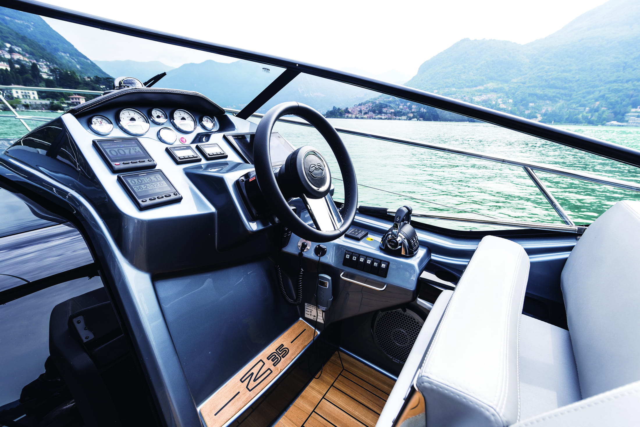 Cranchi Z35, stuurstand met dashboard en stuurwiel