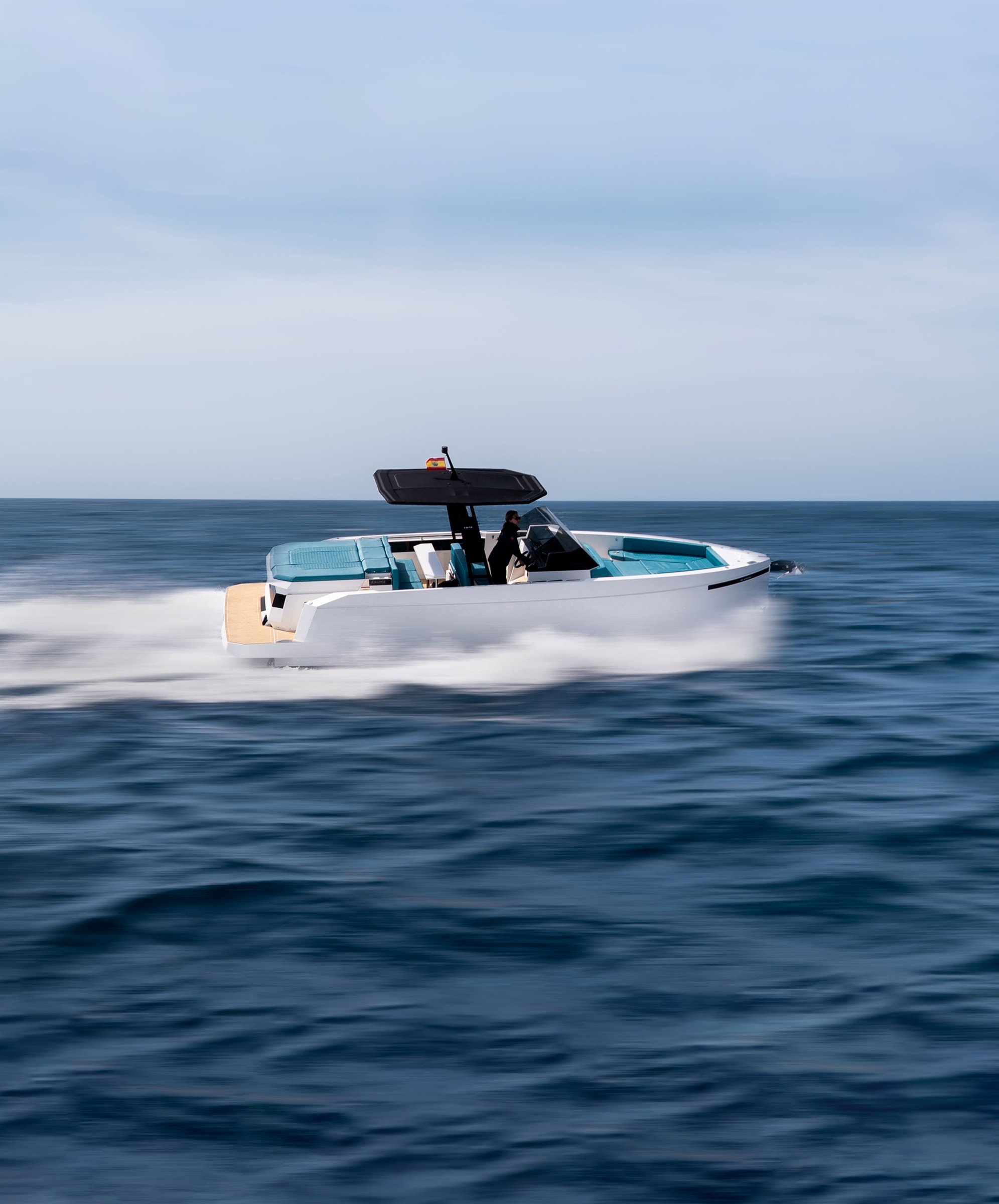 De Antonio D29, witte boot varend op zee