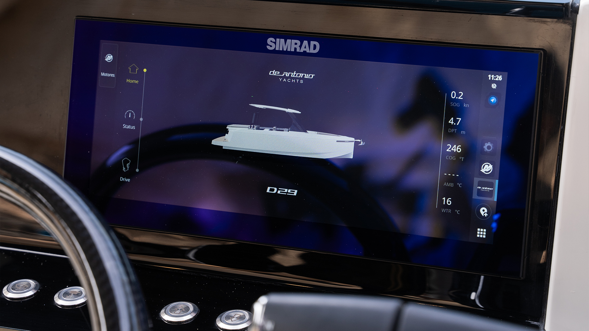 De Antonio D29, simrad navigatiescherm bij stuur