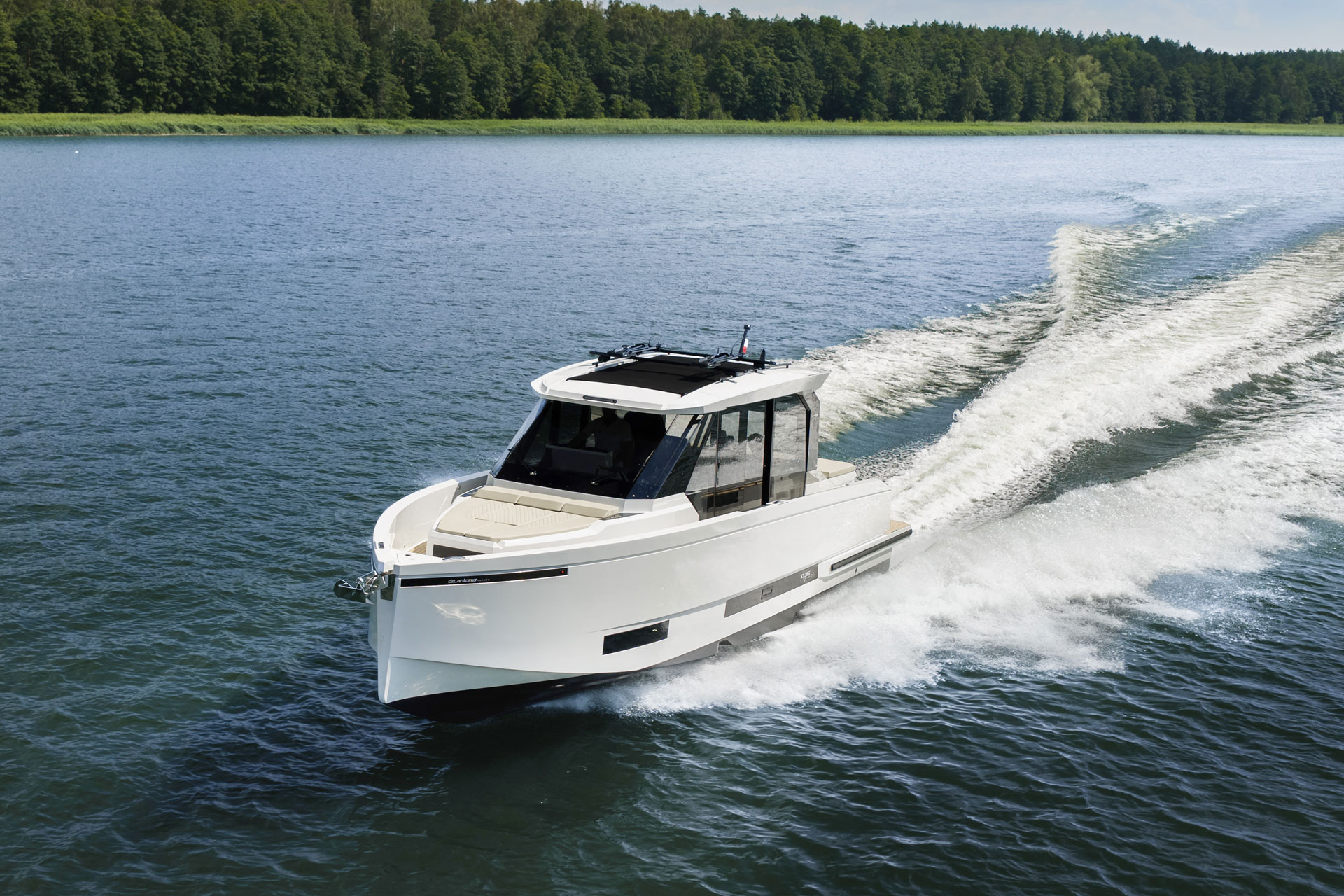 De Antonio D36 Cabin, boot varend op meer