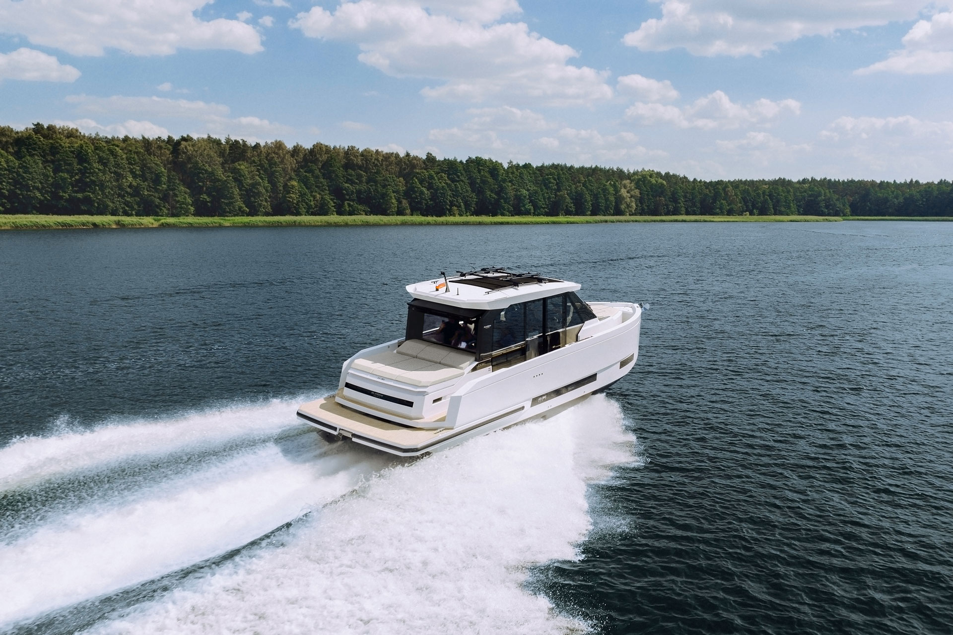 De Antonio D36 Cabin, boot varend op meer
