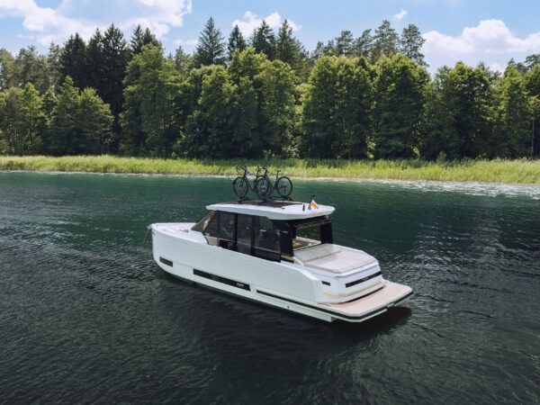 De Antonio D36 Cabin, motorboot vaart op meer