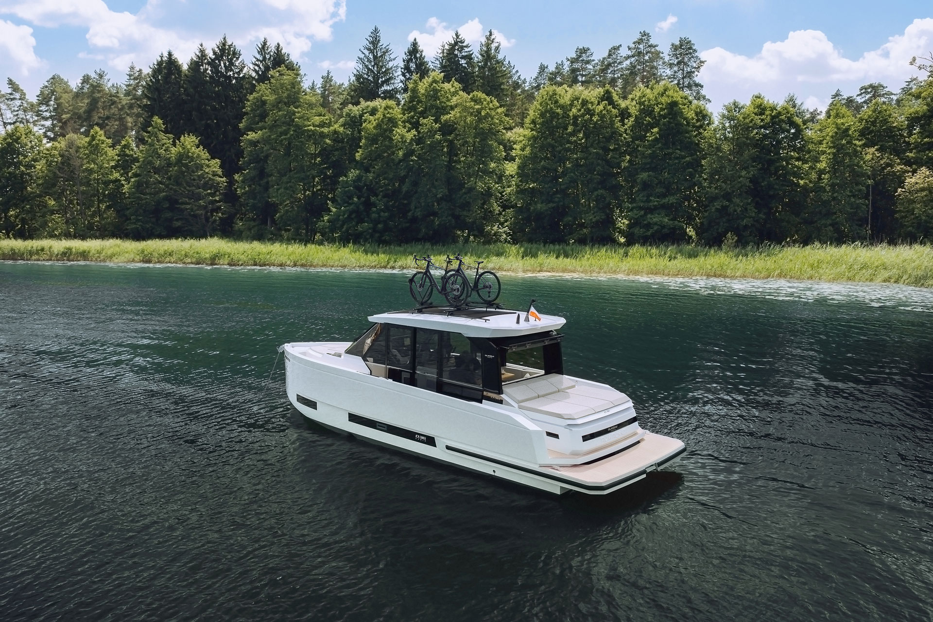 De Antonio D36 Cabin, motorboot vaart op meer