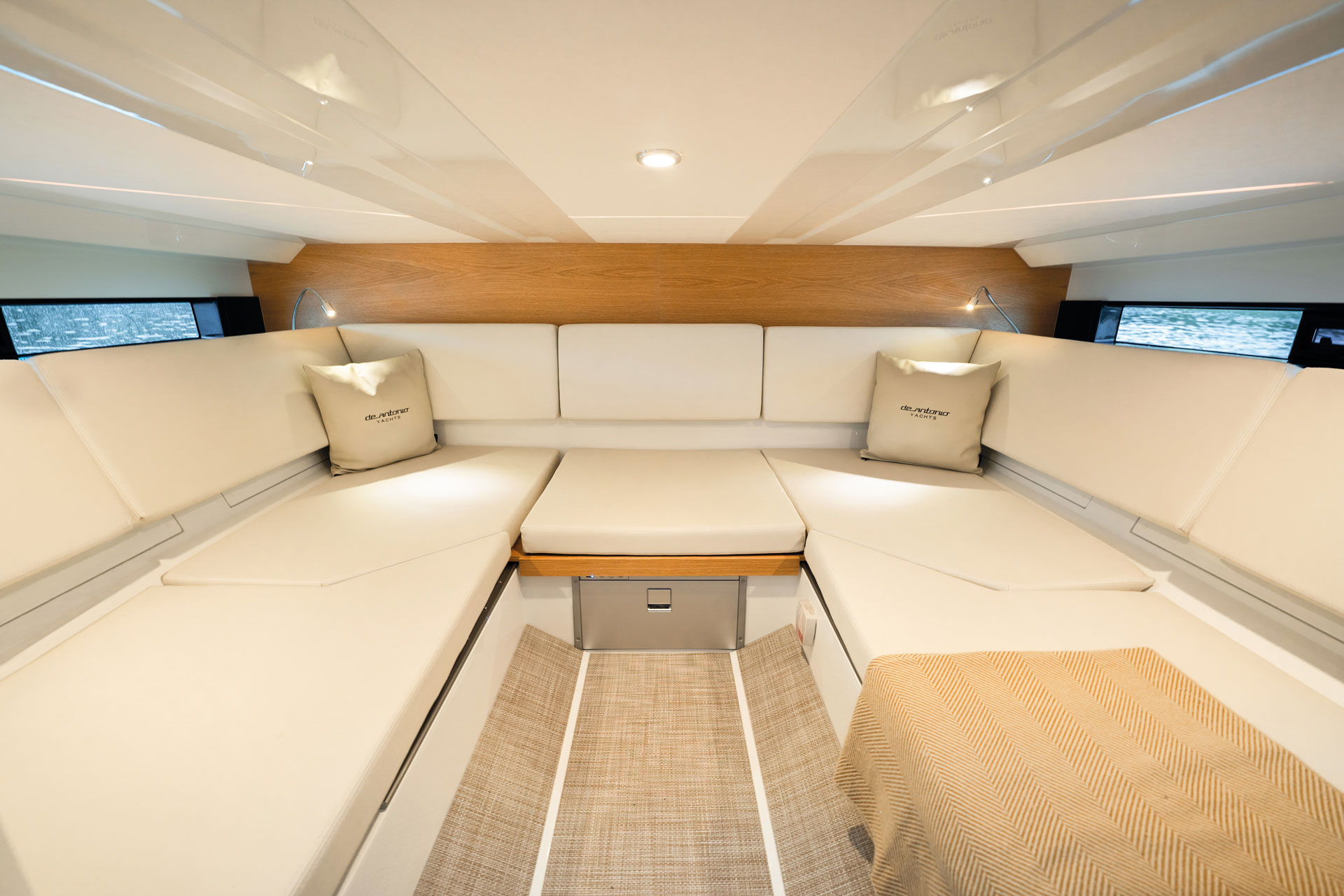 De Antonio D36 Cabin, cabine met zitbank en kussens