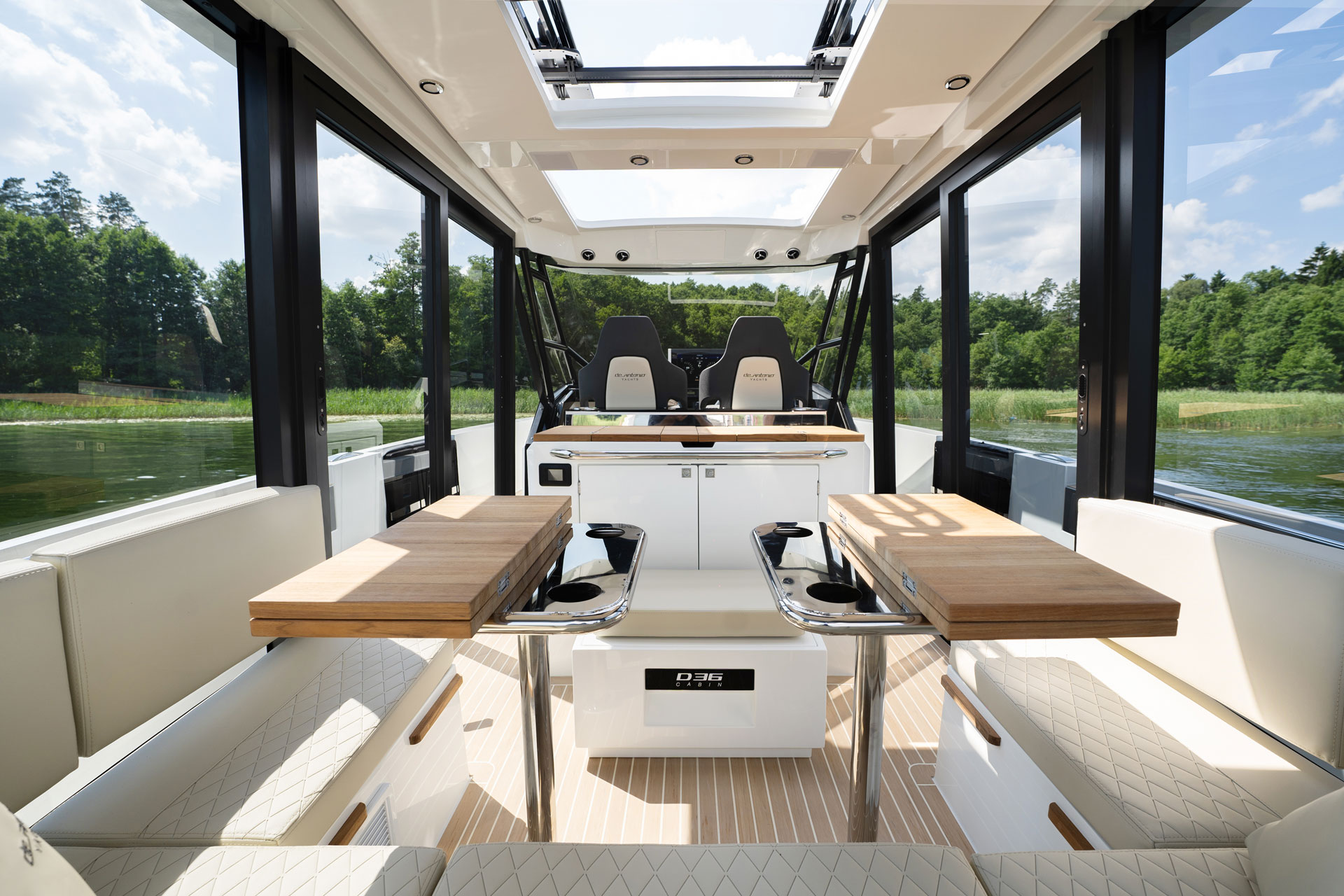 De Antonio D36 Cabin, cockpit met tafels en zitbanken