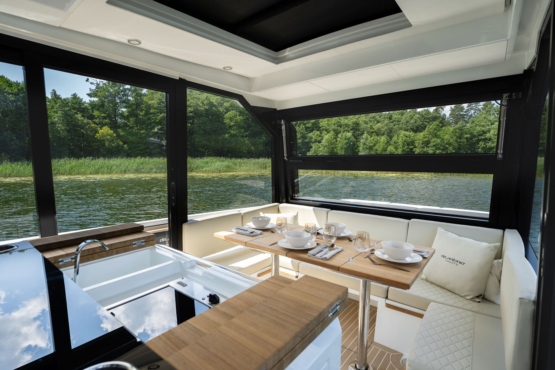 De Antonio D36 Cabin, eettafel met kussens bank